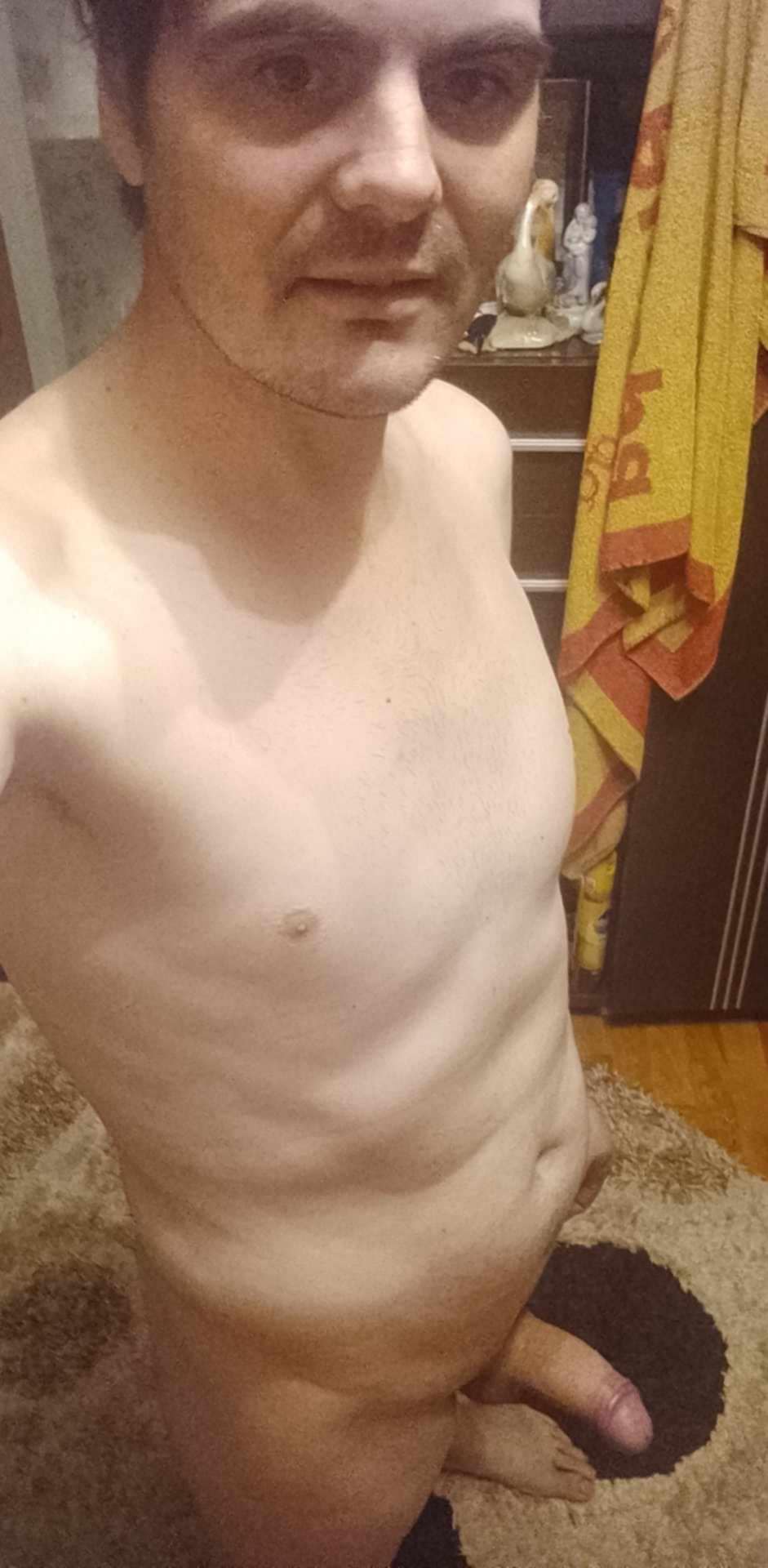 Galați - Escorta Sexy - Eu sunt Marian din Tudor Vladimirescu jude?ul Gala?i sunt doar activ sunt în c?utarea unui pasiv care s? îmi fac? toate pl?cerile a?tept mesaje pe WhatsApp sau la telefon