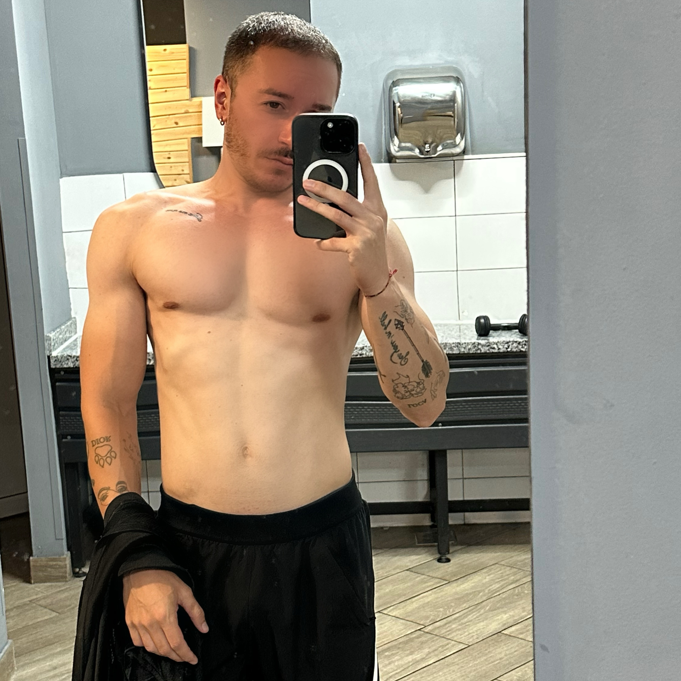 Escorte Sexy - Brasov - Salut! 
Sunt Luca, am 25 de ani, sunt un b?iat activ, am loc în centru civic în Bra?ov.  
Sunt un tip îngrijit, curat, ofer discre?ie maxim?, fac ?i masaje de relaxare, aten?ie la detalii, ?i totul f?r? grab?.  

Cer maxima igiena ?i seriozitate.  
Sunt deschis la orice cerin?? pe care o po?i avea, po?i s?-mi scri pe Whatsapp orice fantezie ?i o s? discut?m despre asta.  

A?tept mesajul t?u DOAR pe whatsapp pentru a discuta mai multe detalii, trimit ?i poze pe whatsapp. 