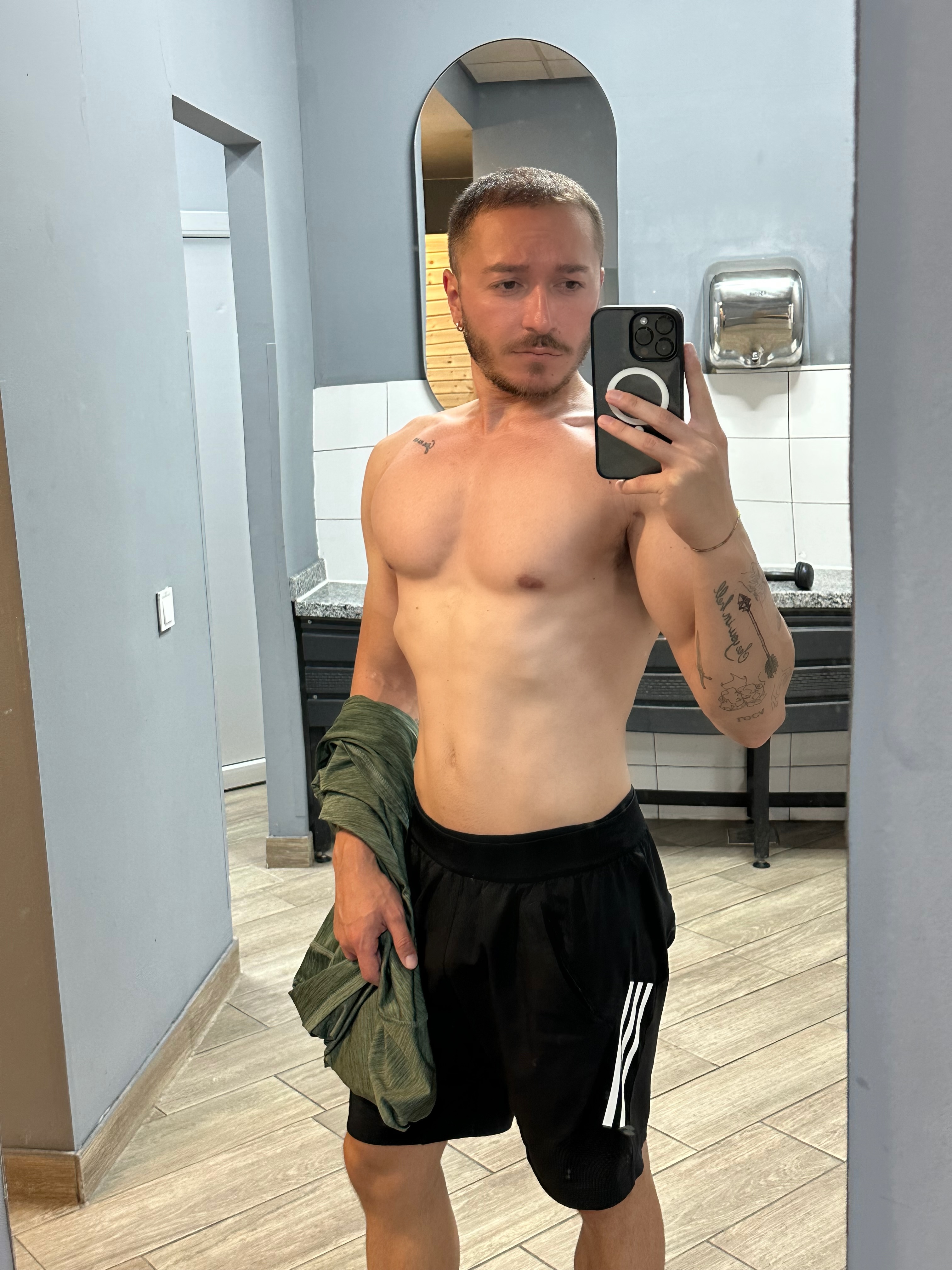 Brasov - Escorta Sexy - Salut! 
Sunt Luca, am 25 de ani, sunt un b?iat activ, am loc în centru civic în Bra?ov.  
Sunt un tip îngrijit, curat, ofer discre?ie maxim?, fac ?i masaje de relaxare, aten?ie la detalii, ?i totul f?r? grab?.  

Cer maxima igiena ?i seriozitate.  
Sunt deschis la orice cerin?? pe care o po?i avea, po?i s?-mi scri pe Whatsapp orice fantezie ?i o s? discut?m despre asta.  

A?tept mesajul t?u DOAR pe whatsapp pentru a discuta mai multe detalii, trimit ?i poze pe whatsapp. 