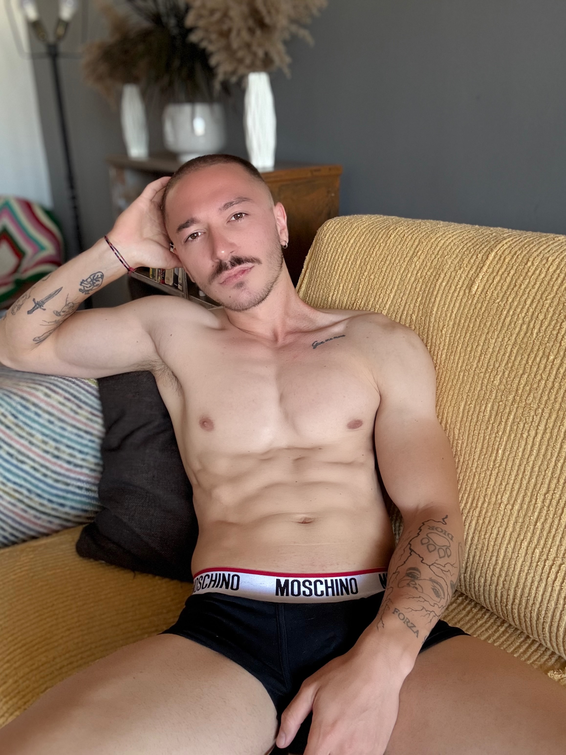 Escorte Sexy - Brasov - Salut!
Sunt Luca, am 27 de ani, sunt un b?iat activ, am loc în centru civic în Bra?ov.  
Sunt un tip îngrijit, curat, ofer discre?ie maxim?, fac ?i masaje de relaxare, aten?ie la detalii, ?i totul f?r? grab?.  

Cer maxima igiena ?i seriozitate.  
Sunt deschis la orice cerin?? pe care o po?i avea, po?i s?-mi scri pe Whatsapp orice fantezie ?i o s? discut?m despre asta.  

A?tept mesajul t?u DOAR pe whatsapp pentru a discuta mai multe detalii, trimit ?i poze pe whatsapp. 