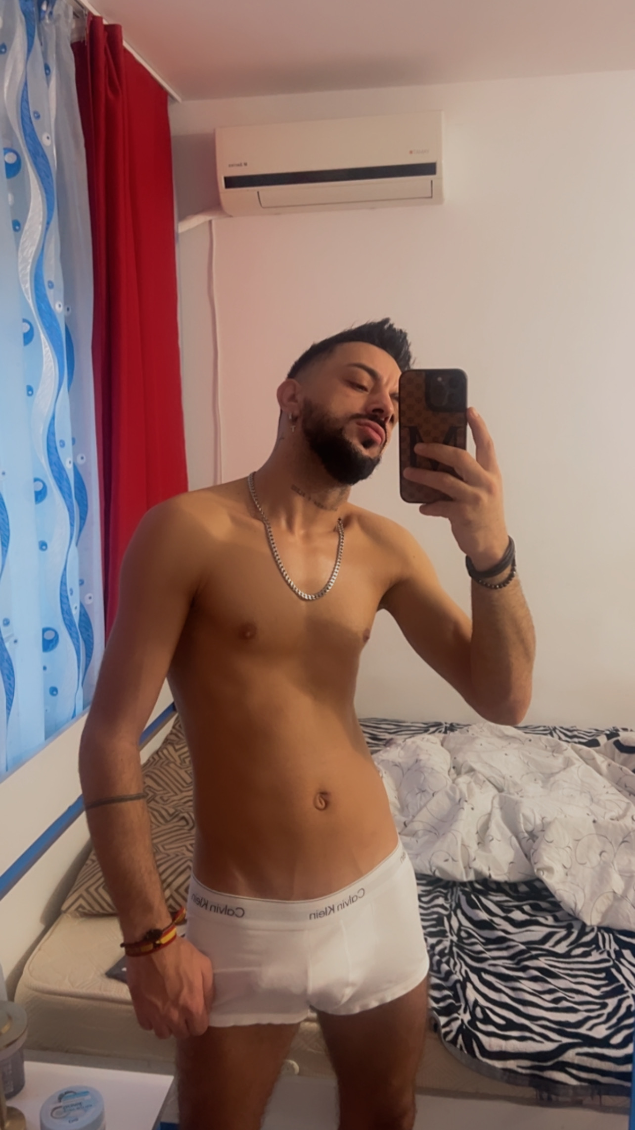 Bucuresti - Escorta Sexy - Salut sunt Vlad am 27 de ani sunt Activ.   Daca iti doresti ti un b?iat manierat, educat si cu bun simti, te astept sa ma suni ca s? iti îndeplinesc toate fanteziil