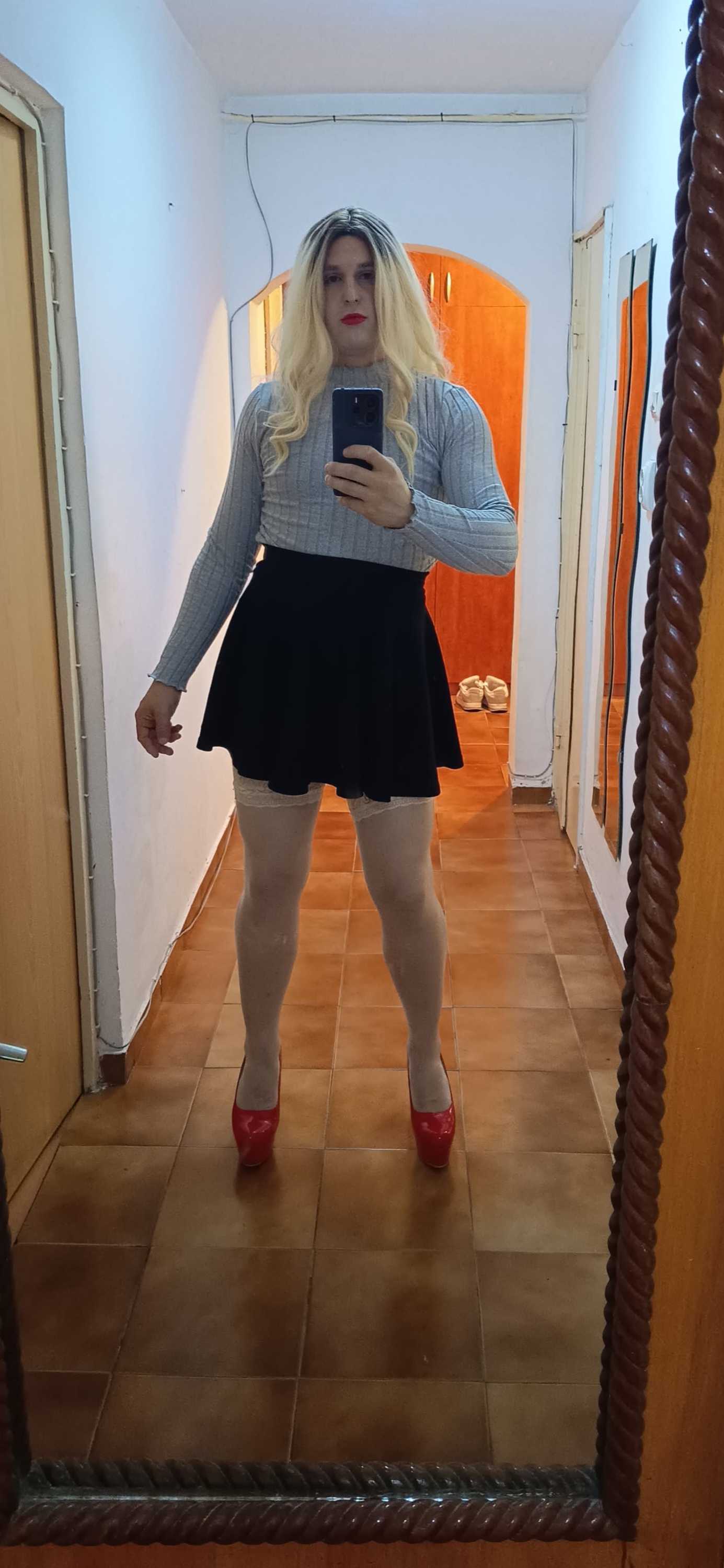 Escorte Sexy - Bucuresti - Sunt o tân?r? aflat? într-un frumos proces de transformare ?i autocunoa?tere.  Îmi place s? cred c? feminitatea mea nu se rezum? la aparen?e, ci la felul în care privesc lumea ?i aleg s? m? exprim.  Am 25 de ani, ochii verzi ?i o energie care îmbin? armonios sensibilitatea cu puterea interioar?.  Sunt o persoan? activ?, dar ?i receptiv?, echilibrat? între a d?rui ?i a primi.  Îmi place sinceritatea ?i contactul autentic — prefer oricând o conversa?ie real?, prin apel, în locul discu?iilor lungi ?i f?r? sens.  Nu-mi pierd timpul cu oricine, iar timpul meu are valoare — respectul ?i implicarea nu vin niciodat? „gratis”.  Sunt mereu deschis? c?tre oameni frumo?i la suflet, dar cu aceea?i maturitate ?i respect fa?? de mine.  Pentru mine, acest drum nu e doar despre schimbare exterioar?, ci despre a deveni pe deplin cine sunt cu adev?rat. 