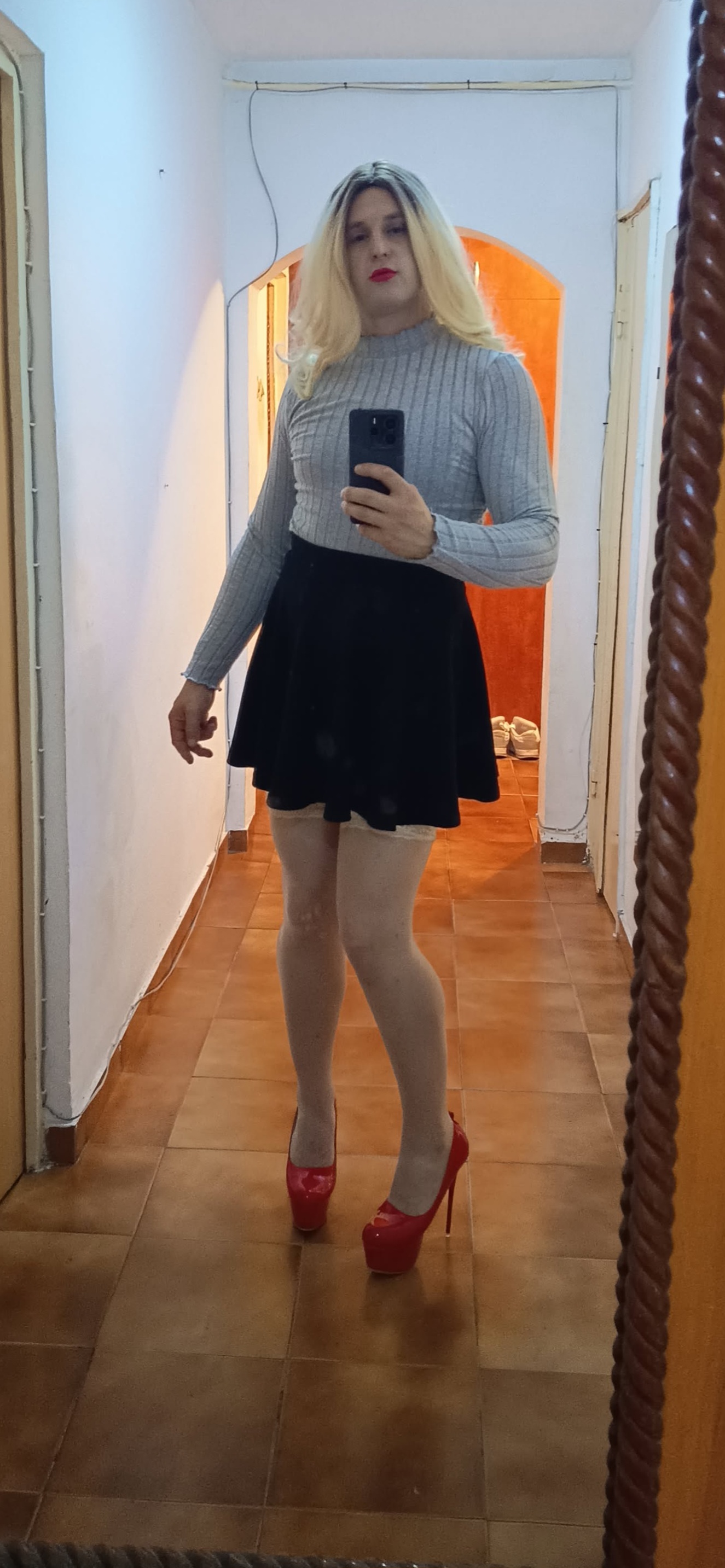 Bucuresti - Escorta Sexy - Sunt o tân?r? aflat? într-un frumos proces de transformare ?i autocunoa?tere.  Îmi place s? cred c? feminitatea mea nu se rezum? la aparen?e, ci la felul în care privesc lumea ?i aleg s? m? exprim.  Am 25 de ani, ochii verzi ?i o energie care îmbin? armonios sensibilitatea cu puterea interioar?.  Sunt o persoan? activ?, dar ?i receptiv?, echilibrat? între a d?rui ?i a primi.  Îmi place sinceritatea ?i contactul autentic — prefer oricând o conversa?ie real?, prin apel, în locul discu?iilor lungi ?i f?r? sens.  Nu-mi pierd timpul cu oricine, iar timpul meu are valoare — respectul ?i implicarea nu vin niciodat? „gratis”.  Sunt mereu deschis? c?tre oameni frumo?i la suflet, dar cu aceea?i maturitate ?i respect fa?? de mine.  Pentru mine, acest drum nu e doar despre schimbare exterioar?, ci despre a deveni pe deplin cine sunt cu adev?rat. 