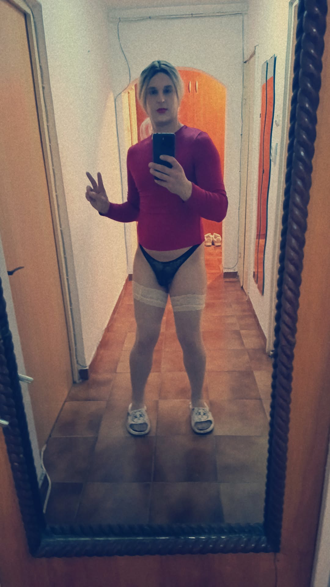 Bucuresti - Escorta Sexy - Sunt o tân?r? aflat? într-un frumos proces de transformare ?i autocunoa?tere.  Îmi place s? cred c? feminitatea mea nu se rezum? la aparen?e, ci la felul în care privesc lumea ?i aleg s? m? exprim.  Am 25 de ani, ochii verzi ?i o energie care îmbin? armonios sensibilitatea cu puterea interioar?.  Sunt o persoan? activ?, dar ?i receptiv?, echilibrat? între a d?rui ?i a primi.  Îmi place sinceritatea ?i contactul autentic — prefer oricând o conversa?ie real?, prin apel, în locul discu?iilor lungi ?i f?r? sens.  Nu-mi pierd timpul cu oricine, iar timpul meu are valoare — respectul ?i implicarea nu vin niciodat? „gratis”.  Sunt mereu deschis? c?tre oameni frumo?i la suflet, dar cu aceea?i maturitate ?i respect fa?? de mine.  Pentru mine, acest drum nu e doar despre schimbare exterioar?, ci despre a deveni pe deplin cine sunt cu adev?rat. 