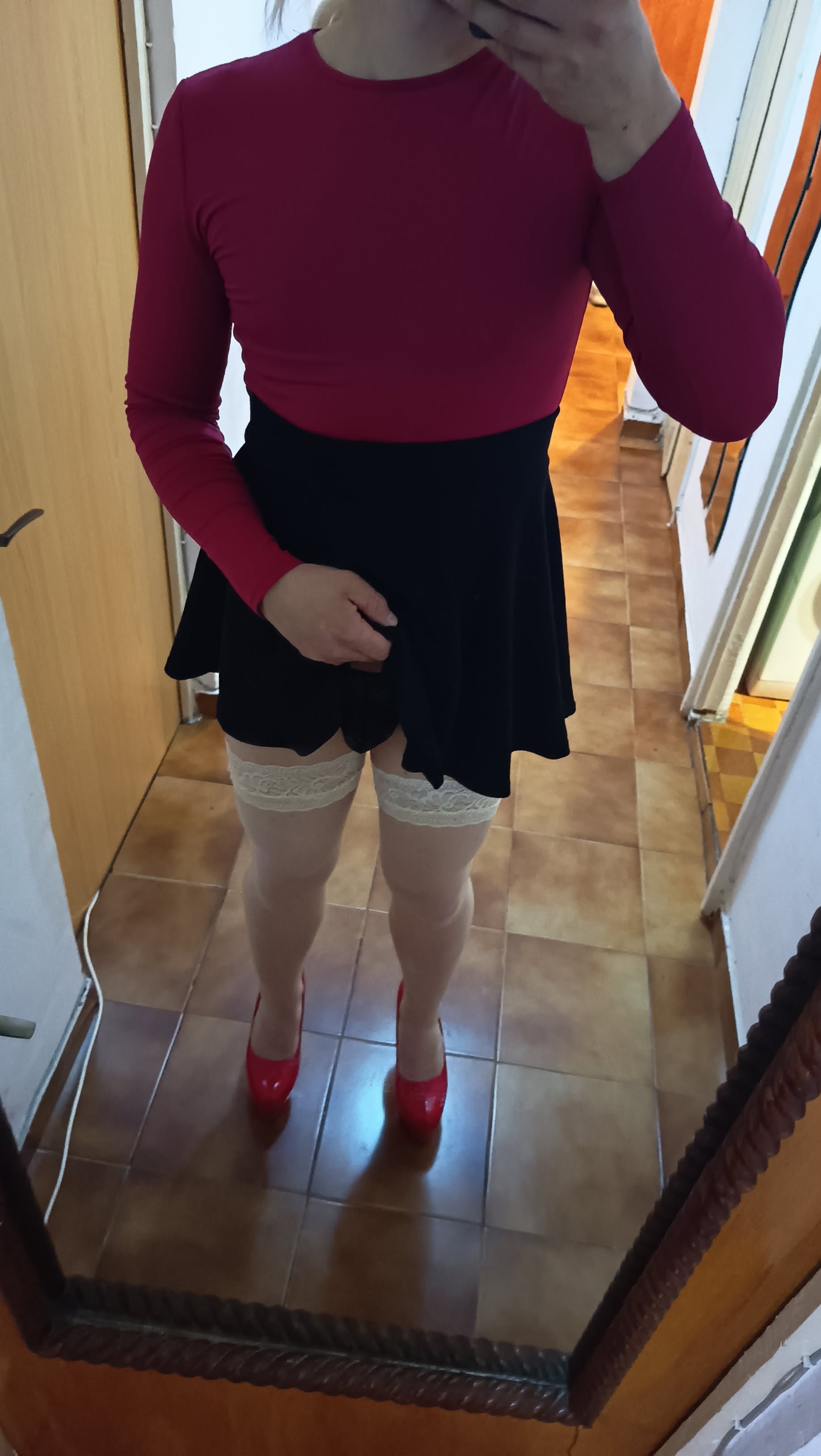 Bucuresti - Escorta Sexy - Sunt o tân?r? aflat? într-un frumos proces de transformare ?i autocunoa?tere.  Îmi place s? cred c? feminitatea mea nu se rezum? la aparen?e, ci la felul în care privesc lumea ?i aleg s? m? exprim.  Am 25 de ani, ochii verzi ?i o energie care îmbin? armonios sensibilitatea cu puterea interioar?.  Sunt o persoan? activ?, dar ?i receptiv?, echilibrat? între a d?rui ?i a primi.  Îmi place sinceritatea ?i contactul autentic — prefer oricând o conversa?ie real?, prin apel, în locul discu?iilor lungi ?i f?r? sens.  Nu-mi pierd timpul cu oricine, iar timpul meu are valoare — respectul ?i implicarea nu vin niciodat? „gratis”.  Sunt mereu deschis? c?tre oameni frumo?i la suflet, dar cu aceea?i maturitate ?i respect fa?? de mine.  Pentru mine, acest drum nu e doar despre schimbare exterioar?, ci despre a deveni pe deplin cine sunt cu adev?rat. 