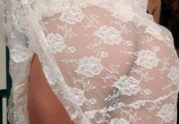 Bucuresti - Escorta Sexy - Enoriasa plina de pofte carnale caut preot pentru o spovedanie la domiciliu.  Am avut gânduri păcătoase cu popi de la ultima spovedanie când îngenuncheată în fata preotului i-am văzut scula întărită balanganindu-se  și prelingandu-se din ea lichidul alb.  Mi-a dat atunci preotul numărul lui de telefon, sa îl chem, sa îmi facă acasă o sfestanie, dar l-am pierdut.  Am nevoie de niște dezlegări în privat, ca ma excita gândul de a te lega de pat și de scula, de a te domina si pălmui, de a ma mângâia deasupra fetei tale, de a te uda cu orgasmul meu după ce ma lingi și îmi frămânți sânii.  Știu ca și eu sunt obsesia ta, demonul feminin din visele tale.  Te aștept intr-o ținută revelatoare si sexy, sa îmi dezvălui în fata ta formele ascunse, senzuale și păcătoase! Data viitoare poate îmi mai chem o prietena la dezlegări, sa îți punem împreună la încercare harul. 