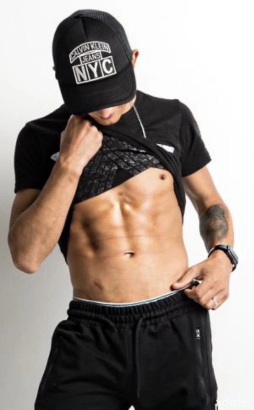 Escorte Sexy - Bucuresti - Salut, ma numesc David , 28 ani , cu locatie .  Va ofer masaj de relaxare erotic si multe alte fantezii, trebuie doar sa fi decis ce vrei! Nu raspund la numere private ! Nu trimit poze xxx! Cei ce au pofta de caterinca vor fi blocati! Mai multe detalii va astept la telefon sau whatsApp! Multumesc