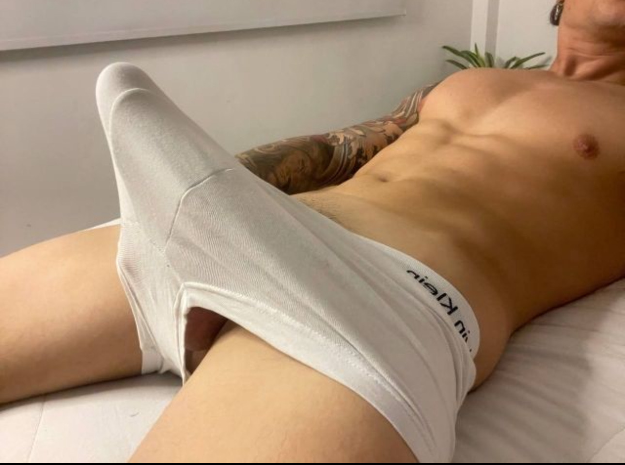 Bucuresti - Escorta Sexy - Salut, ma numesc David , 28 ani , cu locatie .  Va ofer masaj de relaxare erotic si multe alte fantezii, trebuie doar sa fi decis ce vrei! Nu raspund la numere private ! Nu trimit poze xxx! Cei ce au pofta de caterinca vor fi blocati! Mai multe detalii va astept la telefon sau whatsApp! Multumesc