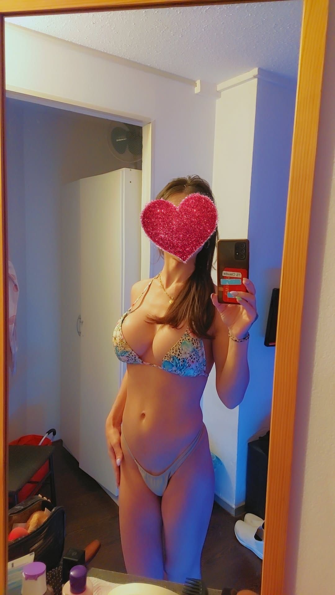 Otopeni - Escorta Sexy - Andreea Ts .  
Ofer companie intim? domnilor discre?i , cura?i ?i serio?i.  
Sunt activ? pasiv?, masaj , jocuri cu vibratorul pentru tine , pot domina u?or .  
Programul în care pot fi g?sit? este de luni pân? vineri între orele 10:00 20:00.  
Te a?tept s? petrecem timp împreun? într-o ambian?? pl?cut? discret? du? , prosoape curate etc