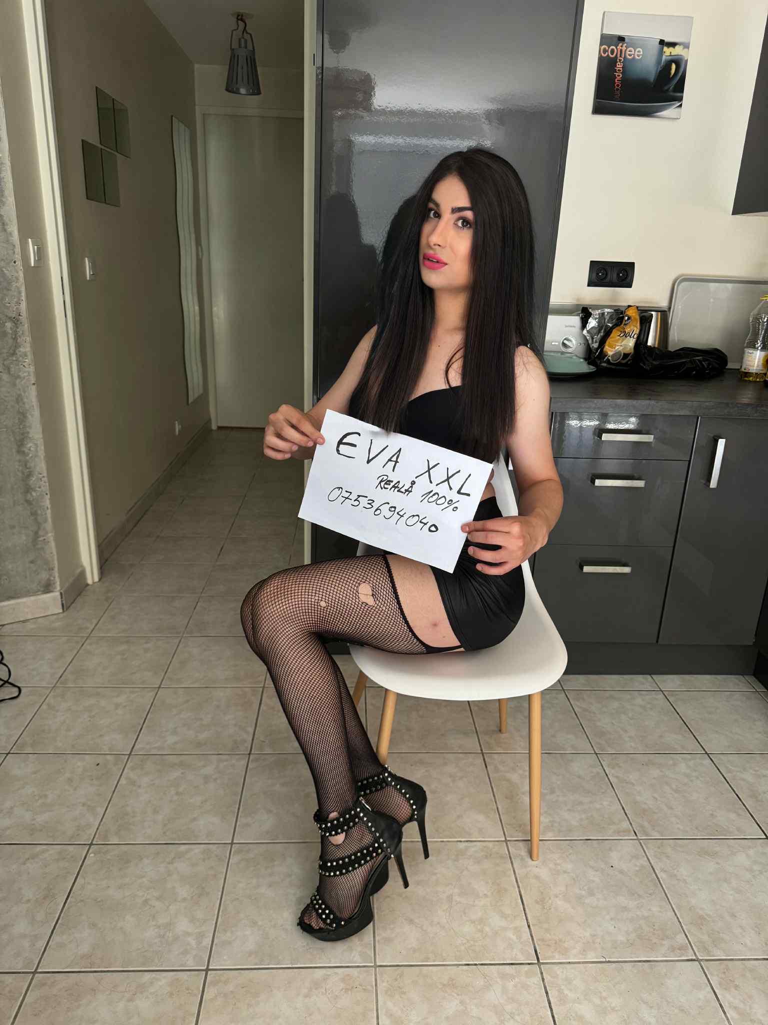 Bucuresti - Escorta Sexy - Eva XXL TOP travesty bisexuala activa ofer clipe de neuitat atat barbatilor cat si cuplurilor