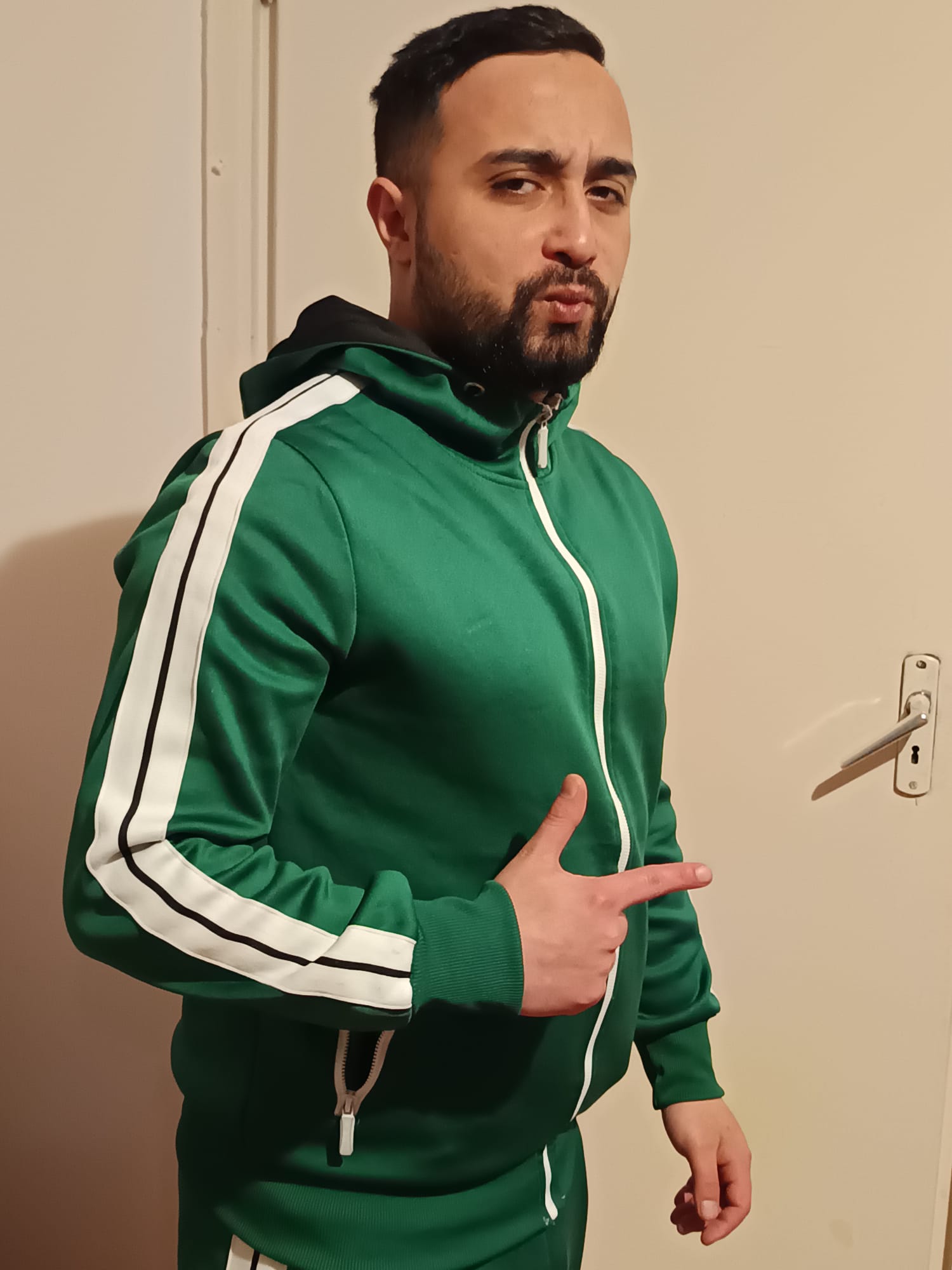 Escorte Sexy - Bucuresti - Tiinar serios viril ofer companie si m asaj domnilor si cupluriolor.  Rog si ofer seriozitate maxima. 