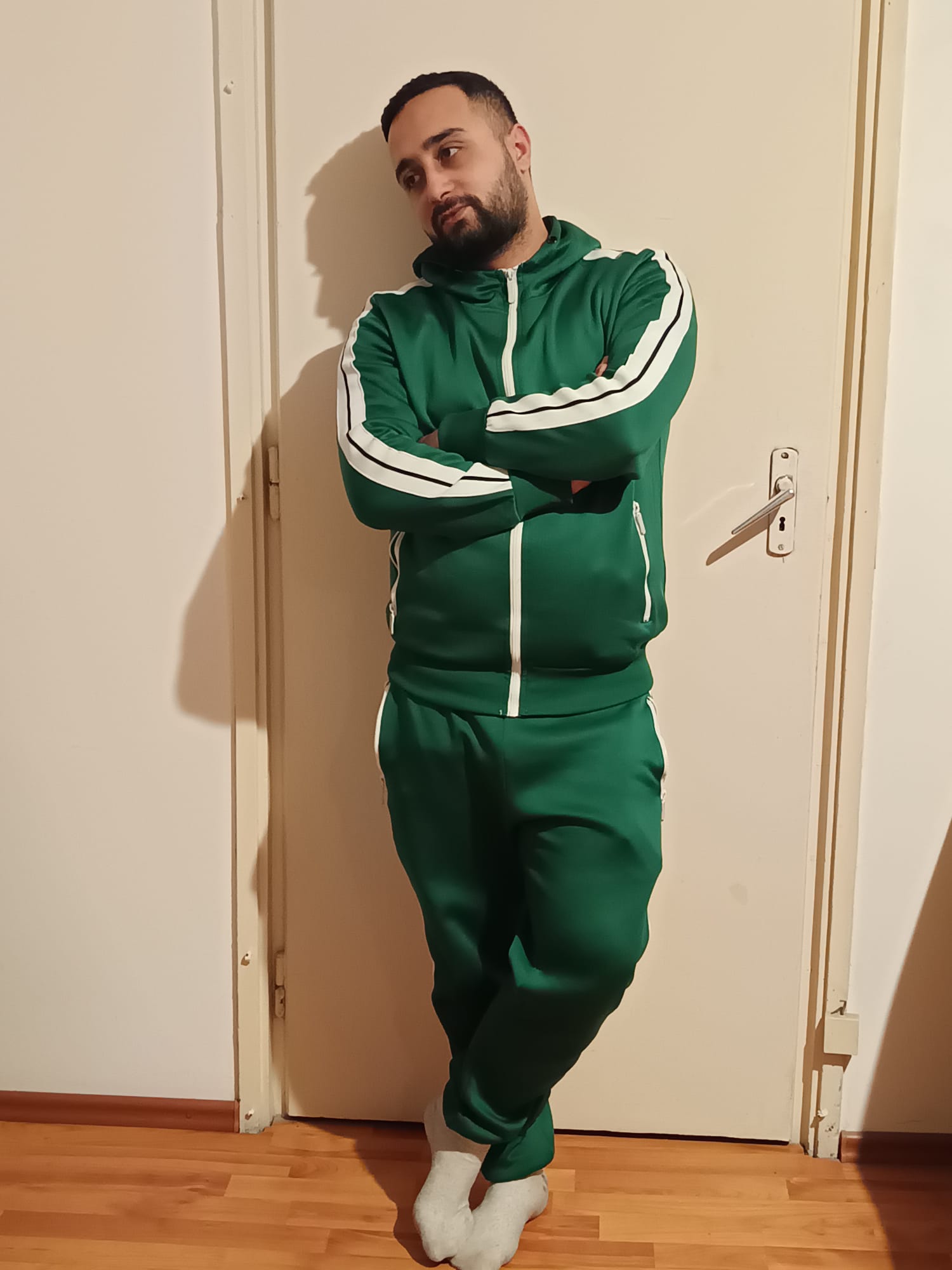 Bucuresti - Escorta Sexy - Tiinar serios viril ofer companie si m asaj domnilor si cupluriolor.  Rog si ofer seriozitate maxima. 