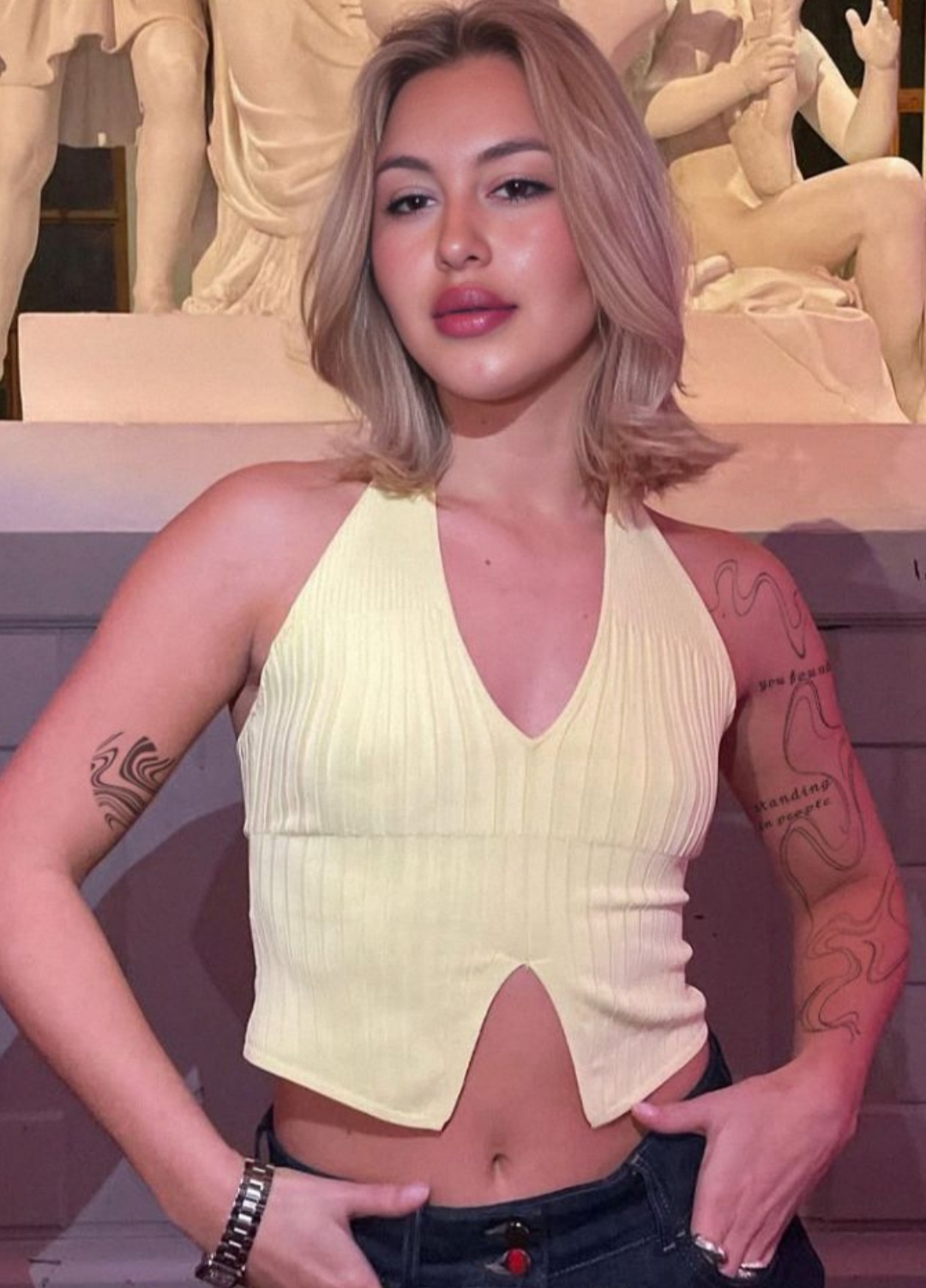 Escorte Sexy - București și Toată Tara - Nr scurt 1523! Ai nevoie de clipe pasionale fără ca cineva sa te întrerupă? Ei bine, ai posibilitatea să faci și să trăiești doar ceea ce contează pt tine .  .  .  Cu mine te vei simți în al nouălea cer.  Sună-mă la Nr afișat.  .  .  Tarif ( 1, 30 euro / min fără TVA ) .  .  să dăm frau pasiunii.  .  .  Pupici!