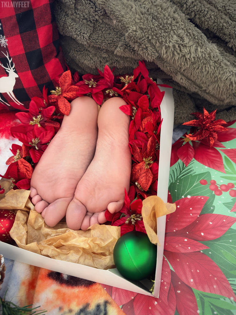 Escorta Sex - Talpile si fundul meu te fac sa te gandesti obsesiv la ele.  Mai ai putin si intri in Cartea recordurilor de cat te masturbezi cu gandul la ele.  Vino sub bradul  meu, sa imi exciti fundul cu limba si sa iti frec mataranga intre talpile-mi fine!  Vino, sa iti fac clopoteii sa zornaie! Nu sta fara  bucurie si conexiune de sarbatori! Nici cei mai obraznici baieti nu merita asta.  Vino, sa fac din tine renutul meu supus si sa iti calaresc fata cu pasarika! Vino, sa te iau pe la spate cu straponul in timp ce eu stau cu un dildo infipt in fund iar tu sugi o scula de silicon infipta in oglinda din dormitor! Vino, sa imi fii serv si menajera! Vino, sa facem dus impreuna si nebunii sub dus! Vino, sa te disciplinez, daca nu ai fost cuminte anul asta! Sunt Craciunita sexy, dominatoare si fermecatoare, Sanziana, care stie sa creeze cea  mai distractiva si magica atmosfera de Craciun.  Din cauza mea iubesti Craciunul.  Eu iti schimb instantaneu starea intr-una buna.  Suna-ma si spune-mi la ureche dorintele tale perverse! Craciunita ti le va indeplini.  Te astept in temnita placerilor femdom cu multe jucarii! - Telefon: 0790546873 