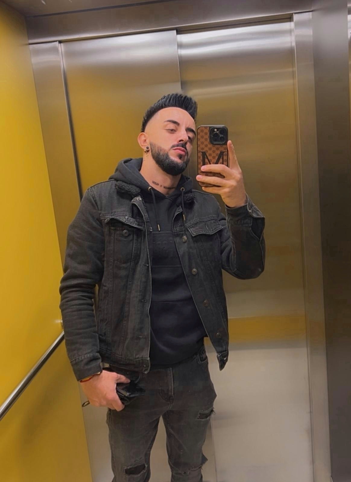 Bucuresti - Escorta Sexy - Vrei sa fim impreuna un timp amandoi? Fara telefoane fara nimic de-a afara Doar noi doi in casa dezbracati cu un vin alb Si interes de distractie fara judecati' Purtam discuti frumoase Facem s.  e.  x cum vrem Iti aduc placere iti fac pe plac Sunt escort, prietenul meu la fel Stim sa ne comportam cu tine Avem experienta si garantam distractie Nu crezi ? Iti oferim si cele mai bune videoclipuri Naturale filmate de noi Suntem amandoi eu si Vlad Videoclipurile sunt contra cost La fel si s.  e.  x.  u.  l cu noi Vrei un baiat sau 2 ? Suntem pregatiti sa te satisfacem Cum credem ca e mai bine