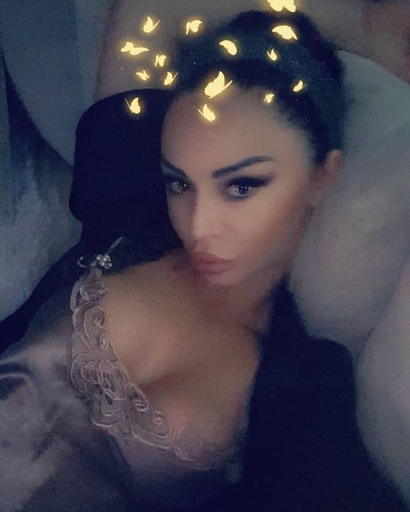 Bucuresti - Escorta Sexy - Buna, sunt o fata educata si discreta si imi place ceea ce fac! Te astept la mine pentru a petrece multe clipe de dragoste sau ma poti invita tu la o plimbare ori la tine.  Ofer mai mult decat simplu sex, convinge-te contactandu-ma la nr 0906-800-519 (1, 3 eur/min+tva) sau prin mesaj cu text DISCRETA la 1533 (1, 5 eur/sms+tva) si negresit iti voi raspunde chiar eu.  Exclusiv adultilor!