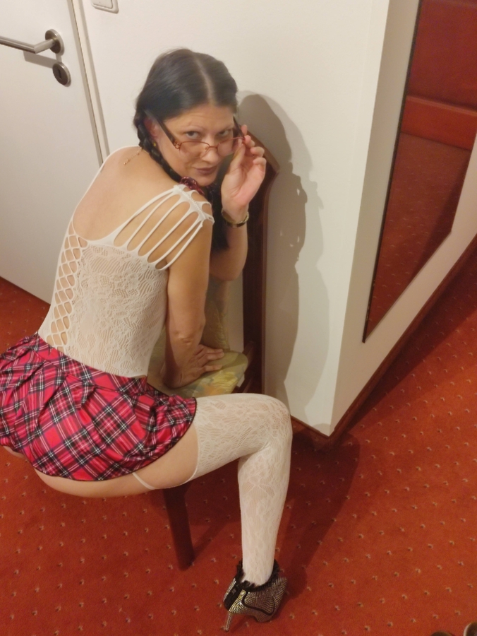 Escorta Sex - TOP ESCORT IN TOWN Bună, sunt Karla.  Sunt o doamnă mereu gata să te facă să te simți bine.  Am un simț al umorului foarte bun, sunt inteligentă și foarte prietenoasă.  Aștept cu nerăbdare să te cunosc și să petrecem timp minunat împreună, unde să puteți face mișcare, dar și să vă relaxați în același timp ???????? Nu ezita să mă contactezi și să-mi pui orice întrebare.  Lucrez foarte curat și sunt foarte respectuoasă.  Aștept același lucru și de la tine.  Alege-mă și lasă-mă să-ți arăt abilitățile mele / /DOAR PERSOANE SERIOAS - Telefon: 0727085802 