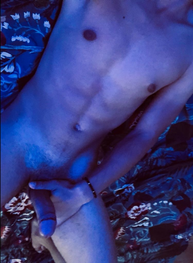 Bucuresti - Escorta Sexy - Escorta senzuala iti pot oferi companie, masaj de relaxare, intr-o ambianta placuta, clipe linistite la domiciliul meu sau al tau.  Astept domni seriosi si manierati.  Detalii la telefon