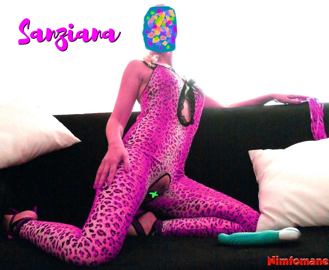Bucuresti - Escorta Sexy - Ma doresti dureros de mult.  Iti lovesti des bilele cu pumnul pentru mine.  Dar scula ta  prea mica si bleaga nu poate face dragoste decat cu mana ta.  Nu ma poti avea decat in imaginatia ta.  Scula ta patetica se umfla si pulseaza la fiecare cuvant si gest obraznic al meu si din ea se scurge dorinta nestavilita de a-mi inspira mirosul, a-mi simti gustul, atingerea, prezenta.  Fiecare unduire a trupului meu te zdrobeste si vrei cu disperare sa fii macar presul talpilor mele, pisoarul meu, tronul fundului meu.  maret si impunator, carpa mea umila, sclavul dorintelor mele, prizonierul meu, servul meu, OB-ul meu, incornoratul meu sau tarfa mea.  Casca gura, bautorule de pisat, sa iti arunc in ea Tampax-ul meu proaspat folosit si apoi niste jeturi puternice de sampanie din pasarika in timp ce clitorisul meu rade cascat tot de tine, cat de muist si de murdar esti! Stai in genunchi in fata mea, sa te bat cu sosetele mele ude si murdare peste fata, fiindca nu mi le-ai spalat bine si sa iti torn pe cap apa in care le-ai spalat! Sunt regina femdom Sanziana si iti ordon sa ma suni chiar acum, ca sa primesti ordine, sarcini, instructiuni din partea mea!