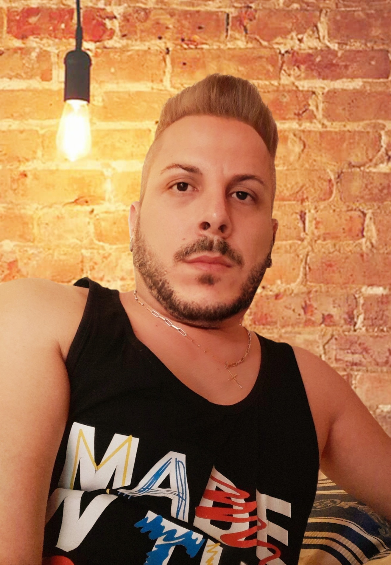 Bucuresti - Escorta Sexy - Barbat ACTIV usor versatil cu experienta in domeniu ofer clipe de tandrete ca parte activa si verstil domnilor dornici ce experiente noi cu un barbat cu experienta ce-ti poate pune la dispozitie clipe unice relax.  Disponibil mai mult in timul zile, programarea se face cu o ora inainte, nu raspund la mesaje