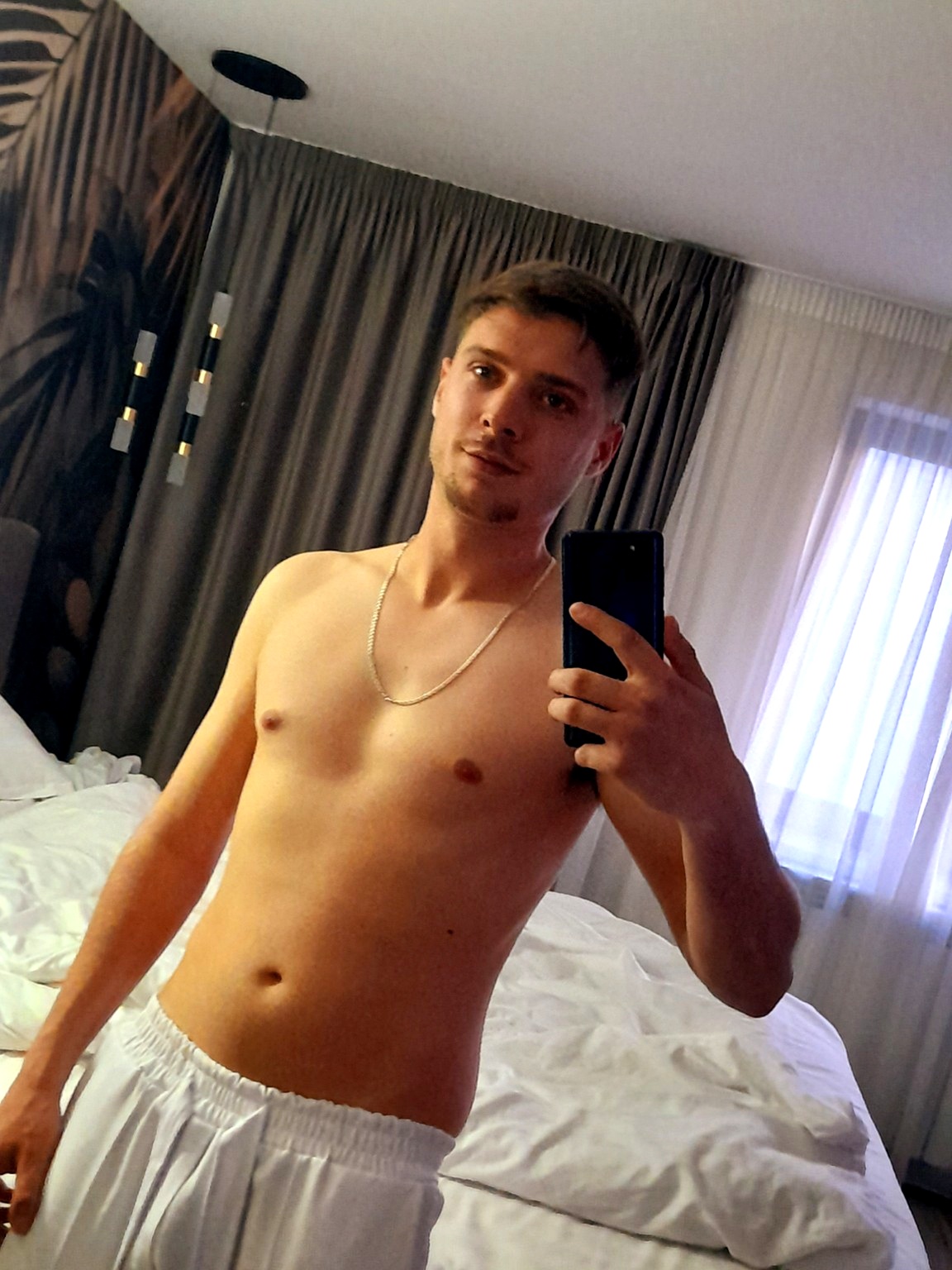 Bucuresti - Escorta Sexy - Escorta senzuala iti pot oferi companie, masaj de relaxare, intr-o ambianta placuta, clipe linistite la domiciliul meu sau al tau.  Astept domni seriosi si manierati.  Detalii la telefon