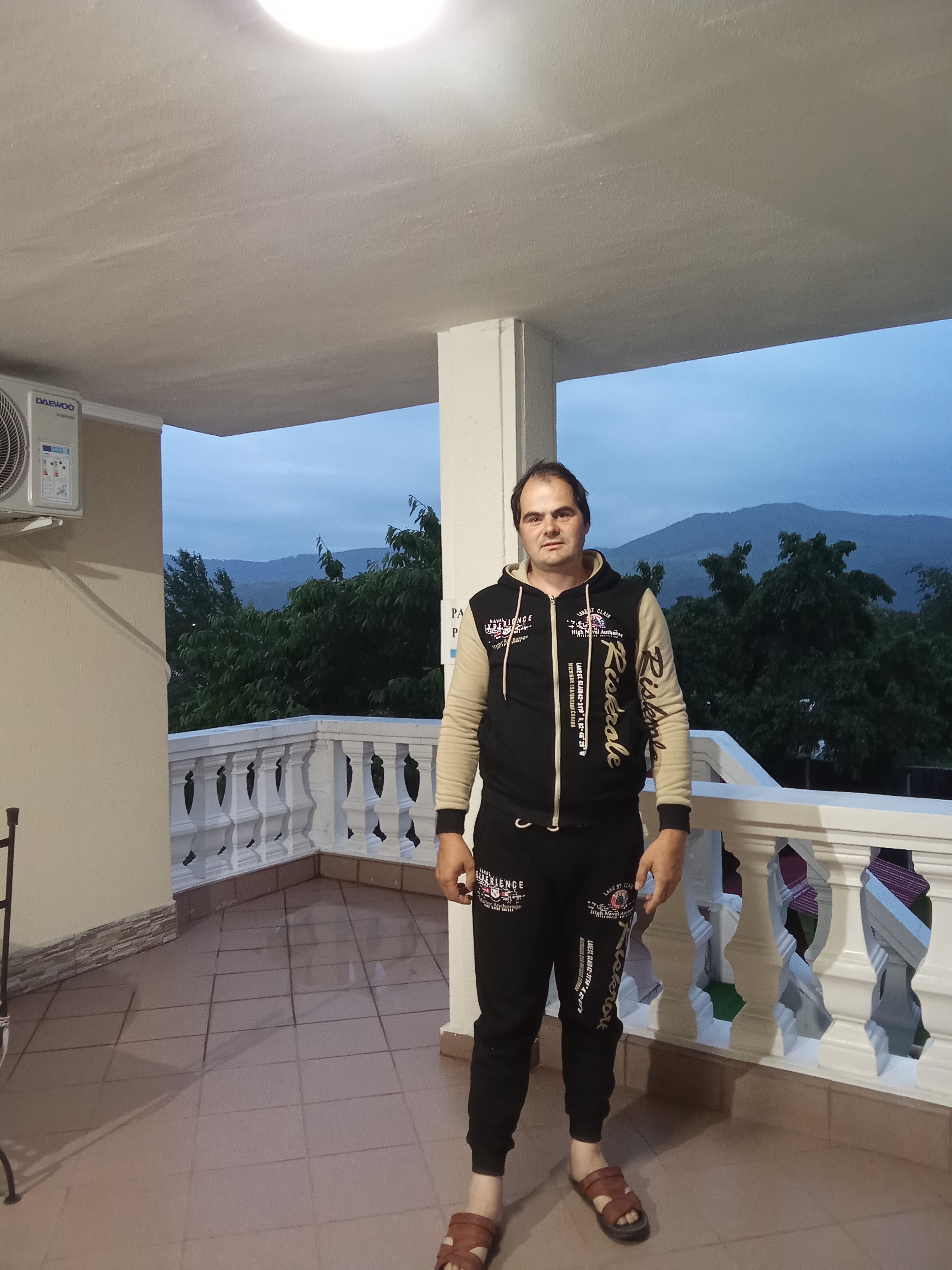 Galați - Escorta Sexy - Eu sunt Marian din Tudor Vladimirescu jude?ul Gala?i sunt doar activ îmi place s? o dau la supt foarte mult ?i s? te pun capr? ?i s? te fut adânc în cur cine vrea s? o facem toat? ziua ?i noaptea a?tept mesaje pe WhatsApp sau la telefon