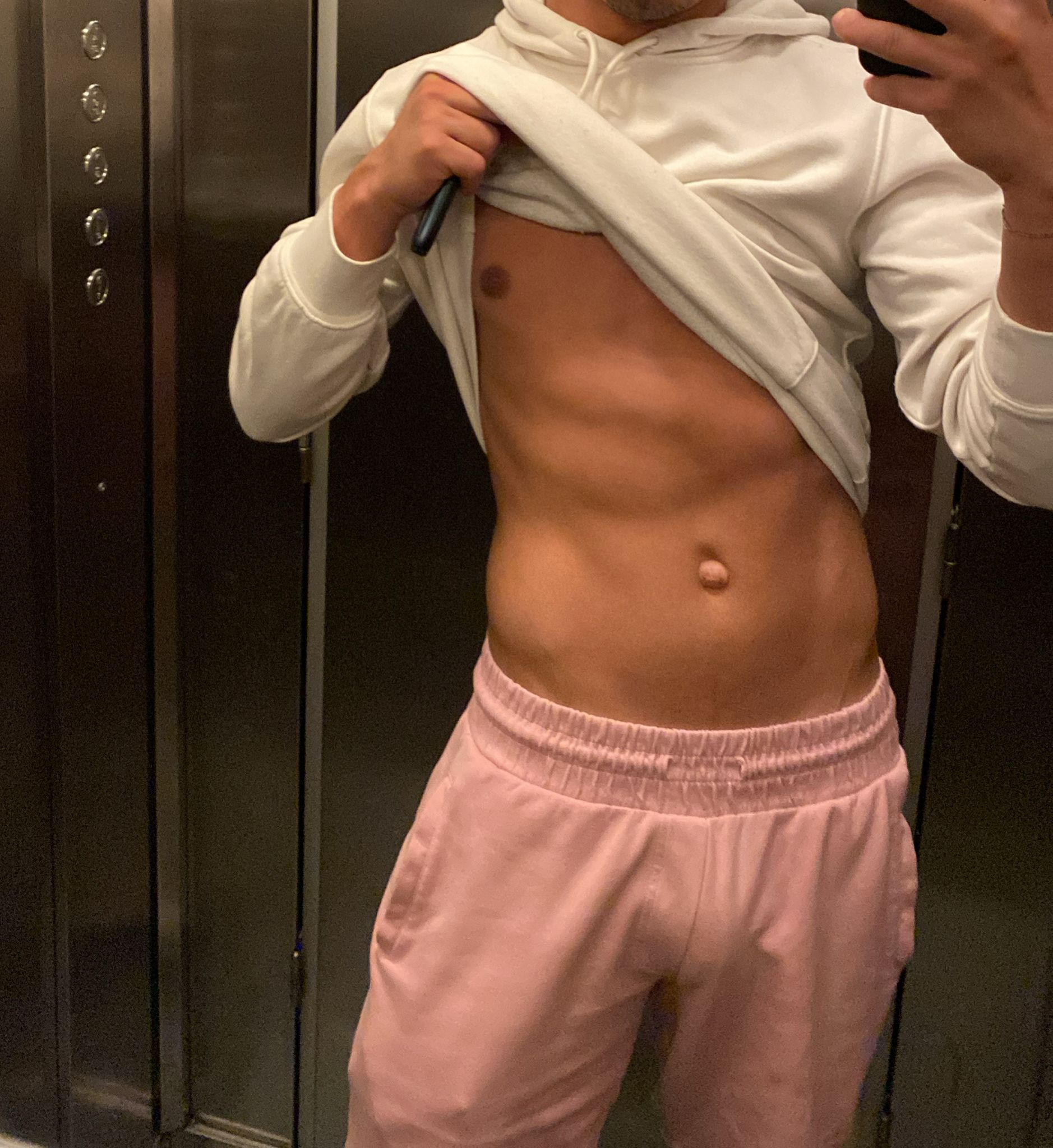 Bucuresti - Escorta Sexy - Escorta senzuala iti pot oferi companie, masaj de relaxare, intr-o ambianta placuta, clipe linistite la domiciliul meu sau al tau.  Astept domni seriosi si manierati.  Detalii la telefon
