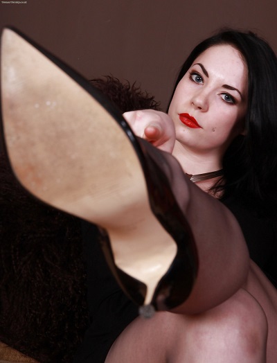 Bucuresti - Escorta Sexy - Dominare sub toate formele.  .  .  pentru sclavi adevarati, avansati sau incepatori.  Daca vrei sa fii cobaiul meu, sa aplic pe tine fanteziile mele de dominare, suna-ma sclavule! Tel 0906-800-843(1, 9 eur/min) sau daca nu ai destul curaj, trimite-mi sms la 1580 (1, 5 eur/sms) cu text STAPANA FLAVIA.  .  .  voi avea eu grija sa te dresez doar sa ai peste 18 ani! Tarife fara tva