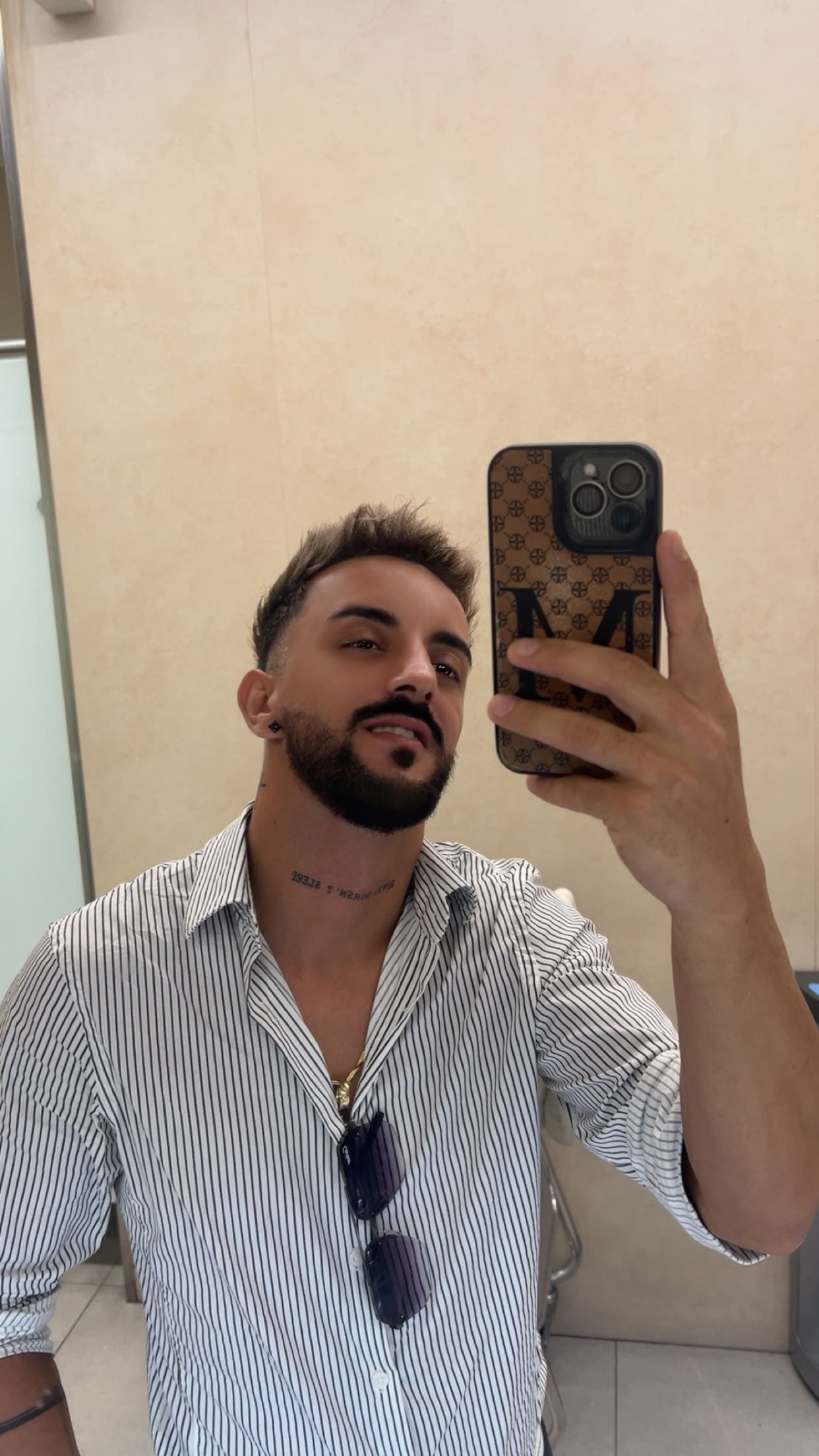 Escorte Sexy - Bucuresti - Vlad, 27 de ani
Salut! Sunt un tip activ, îngrijit, discret ?i respectuos.  Caut întâlniri f?r? complica?ii, cu persoane serioase, curate ?i care ?tiu exact ce î?i doresc.  Discre?ia este foarte important? pentru mine ?i m? a?tept la acela?i lucru din partea celui care m? contacteaz?.  Nu sunt interesat de pierdut timpul, conversa?ii interminabile sau persoane nesigure.  Dac? e?ti matur, serios ?i cau?i acela?i lucru, putem discuta ?i, dac? exist? chimie, ne putem întâlni.  Rog doar persoanele serioase s? m? contacteze.  Mul?umesc!