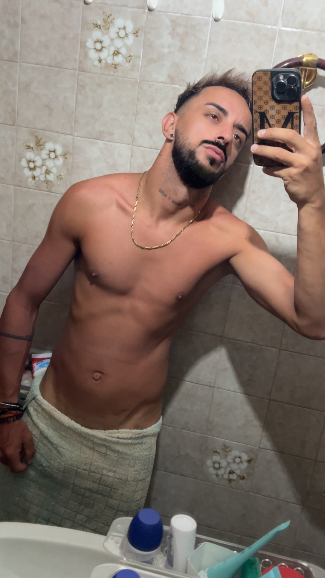 Escorte Sexy - Bucuresti - Salut! Sunt o persoana discret, serioas si respectuos.  Caut intalniri fara complicatii, cu persoane mature, fie barbati, fie femei, care apreciaza discretia si bunul simt.  Daca esti interesat(a), scrie-mi cateva detalii despre tine.  Raspund cat pot de repede.  Rog doar persoanele serioase sa ma contacteze. 