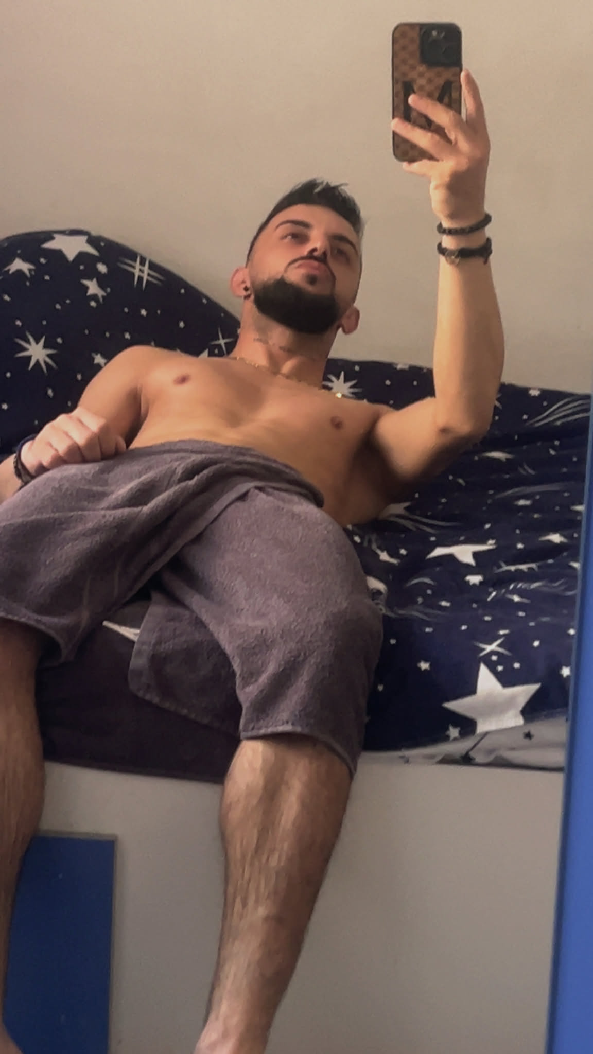 Escorte Sexy - Bucuresti - Barbat ACTIV usor versatil cu experienta in domeniu ofer clipe de tandrete ca parte activa si verstil domnilor dornici ce experiente noi cu un barbat cu experienta ce-ti poate pune la dispozitie clipe unice relaxare
