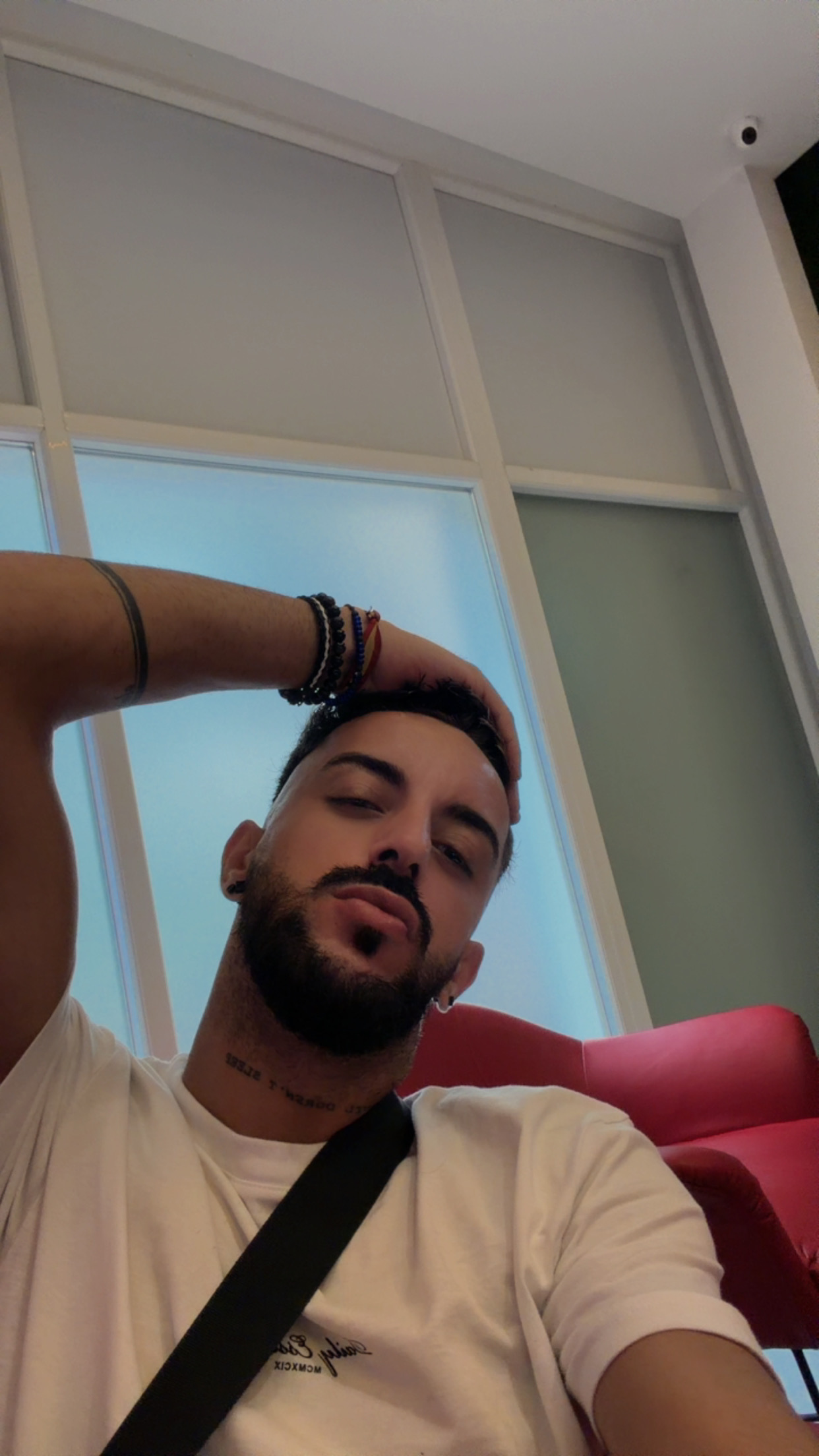 Escorte Sexy - Bucuresti - Barbat ACTIV usor versatil cu experienta in domeniu ofer clipe de tandrete ca parte activa si verstil domnilor dornici ce experiente noi cu un barbat cu experienta ce-ti poate pune la dispozitie clipe unice de relaxare!