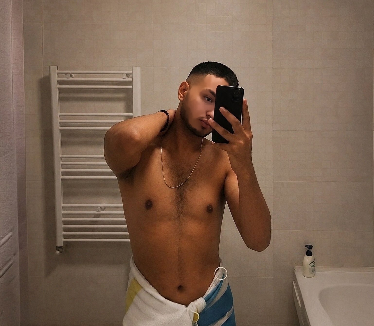 Escorte Sexy - Bucuresti - Salut sunt Zaki un b?iat de culoare din Cetaceele Africane.  Nascut ?i crescut în România. 