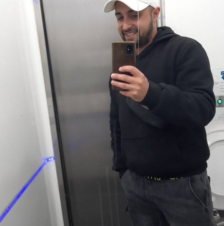 Bucuresti - Escorta Sexy - Salut sunt alin un tân?r dr?gu? lini?tit a?i pot oferi masaj de relaxare pentru mai multe detalii pe wapp