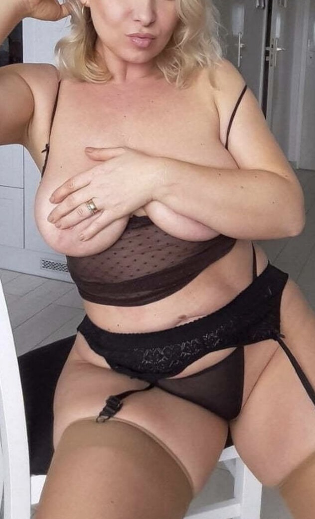 Bucuresti Toata Tara - Escorta Sexy - Ardeleanca faina, PERMISIVA dar SELECTIVA in acelasi timp, cu un apetit debordant, te invit sa ma descoperi.  Inalta, voluptoasa cu sanii mari, ma adresez domnilor care adora femeile cu forme si amorul fara inhibitii.  Ma poti contacta discret si prin sms la nr 1533 trimitand textul ARDELEANCA sau direct la tel 0906 800 857, numai sa fi adult si sa ma placi.  Tarife 1, 5 eur/sms si 1, 9 eur/min, fara tva. 