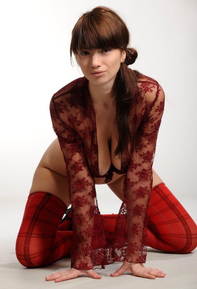 Bucuresti - Escorta Sexy - Eu m-am mutat de curand si am nevoie de cineva care sa-mi prezinte orasul De fapt, mai degraba as avea nevoie de cineva care sa-mi tina companie.  .  .  Ce spui, vrei sa-mi faci o vizita? Trebuie sa-ti precizez dinainte ca sunt lipsita de orice fel de inhibitii.  Si sunt si foarte excitata, asa ca te astept cu o sticla de vin si cu o gramada de fantezii.  Da-mi ocazia sa ne cunoastem.  Tel meu este 0906-800-519 (1, 3 eur/min+tva ) sau imi poti trimite sms la 1533 (1, 5 eur/sms+tva ) cu numele tau si te contactez eu pe loc.  Exclusiv adultilor!