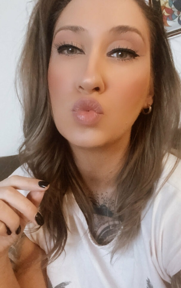 Bucuresti Toata Tara - Escorta Sexy - Daca iti place sa te uiti in timp ce ma fute prietenul meu sau atunci cand ma linge prietena mea, te accept si pe tine! Suna-ma la 0906-760-640 pentru ca fanteziile noastre sunt la fel.  Sau, imi poti scrie SMS cu textul VOYEUR la nr.  scurt 1533.  Te lasam sa te uiti cat poftesti dar si sa participi.  Doar pentru adulti, tarif 1, 9 eur/min sau 1, 5 eur/sms plus tva.  non stop!