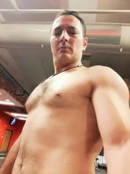Escorte Sexy - Bucuresti - Bărbat activ ofer masaj și companie intimă tuturor interesații