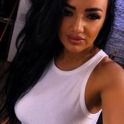 Escorte Sexy - Hunedoara - Escorta sexy si atenta la detalii te astept la mine domn serios sa-ti ofer cele mai bune servicii de companie, masaj de relaxare, body cu creme si uleiuri parfumate, esti un domn caruia ii place atmosfera atunci suna-ma, nu iti va parea rau.  Detalii la telefon. 