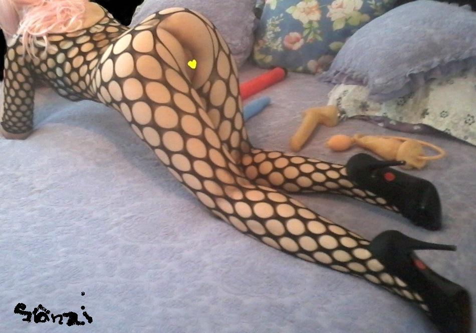 Escorta Sex - Iar stai sa ti-o freci pe sub birou, Labus? Visezi ca sunt sefa care intra peste tine in birou si te surprinde frecandu-ti-o, care rade de scula ta ca e prea mica, care te sanctioneaza ori te abuzeaza si te pedepseste, care te plimba in lesa in patru labe prin birou zicand ca esti catelusul ei si te pune sa o lingi pana face pipi pe tine de placere sau care se aseaza cu fundul pe biroul tau, te pune sa o descalti de pantofi cu dintii si iti storceste sub talpa ei ouale care-ti explodeaza pe piciorul ei, iar apoi te pune sa o cureti cu limba de sperma? Ia-ti o pauza pentru o sedinta de dominare sau o sesiune de fetisuri cu mine, manufacturierule! Stai in genunchi, Lache, in fata mea si marturiseste-mi slabiciunea si pasiunea ta pentru mine! Iti plac femeile frumoase si rele, istete si perverse, cu spirit de initiativa si cu atitudine, ca mine, dar sunt cam rare.  De aceea, acum ca m-ai gasit, fa totul pentru distractia, placerea, bunastarea si fericirea mea, ca sa nu ma pierzi! In mana mea esti doar o papusa pe franghii si tie iti place asta.  Te fac sa te simti suspendat si legat de niste franghii nevazute care te urca pana la cer si te coboara pe pamant iar si iar atunci cand ma joc cu aerodinamica emotiilor si simturilor tale si ti le tin in suspans.  Sunt stapana Sanziana, steaua ta norocoasa.  Am pus stapanire pe gandurile si inima ta intr-un fel in care nu a mai facut-o nimeni si ti-ar placea sa te posed, sa imi apartii, sa te chem la mine atunci cand am chef sa fac din tine jucaria mea, obiectul placerii mele.  Imi urmaresti asiduu anunturile cu teama infinita ca pot disparea oricand de pe firmament si cerul tau ar ramane pustiu si intunecat fara steaua ta preferata.  Cat de mult ti-ai dori sa te chem la mine macar doar ca sa iti deschid usa, sa te scuip pe obraz, sa iti spun ceva porcos si umilitor si sa iti dau cateva palme! Vino la mine chiar acum, sa fac din tine sclavul picioarelor mele/ fotograful meu personal/ soferul meu/ maseurul meu/ sclavul meu de cumparaturi/ tarfa mea/ tampaxul meu/ bancomatul meu personal/ prizonierul meu supus torturii, etc! Imi place sa iti ademenesc si seduc mintea, ca sa ma pot juca in voie apoi cu trupul tau.  Imi place sa am la dispozitie si sa mi se faca utili un sclav, o sclava, un cuplu sau mai multi sclavi deodata.  - Telefon: 0790546873 