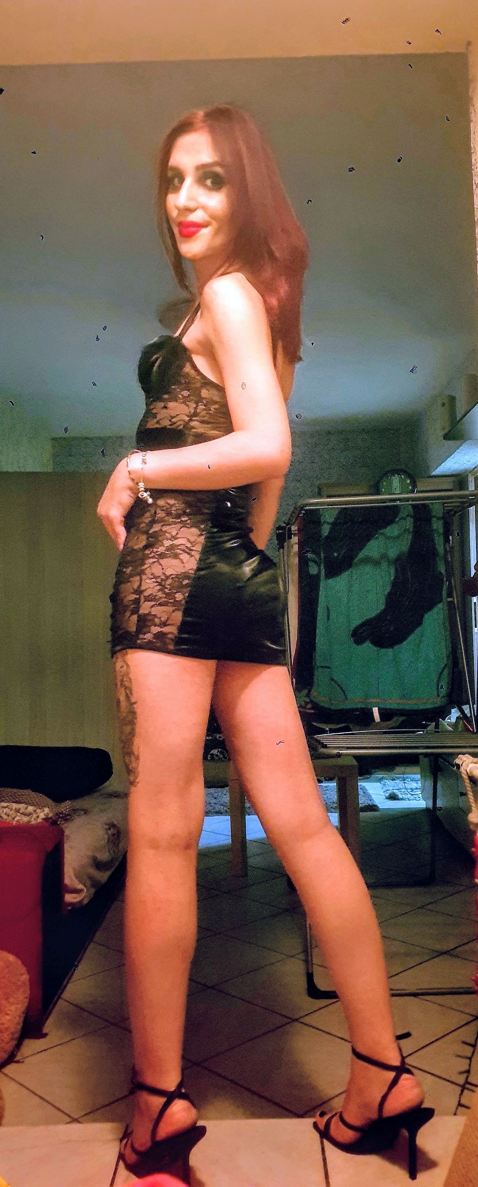 Bucuresti - Escorta Sexy - Bun?!M? numesc Alexandra, tipa trans cu un trup slim, picioare zvelte, fund mic ?i bombat, instrument mediu(17-18 cm).  Nu accept b?rba?i cu tâmpenii inserate în organul genital(bile, piercing, caramicin?).  Nu accept cupluri.  Nu r?spund la Nr private.  
Te a?tept cu picioarele deschise!
Vino s? aflii secretul Veninoasei!