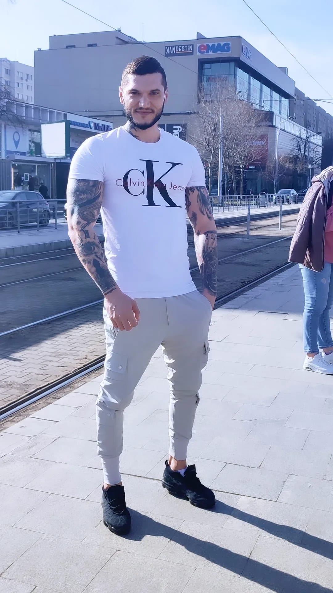 Escorte Sexy - Bucuresti - Tân?r activ 23 ani serios discret ofer clipe pl?cute domnilor genero?i ?i serio?i mai multe detalii la telefon  poze reale