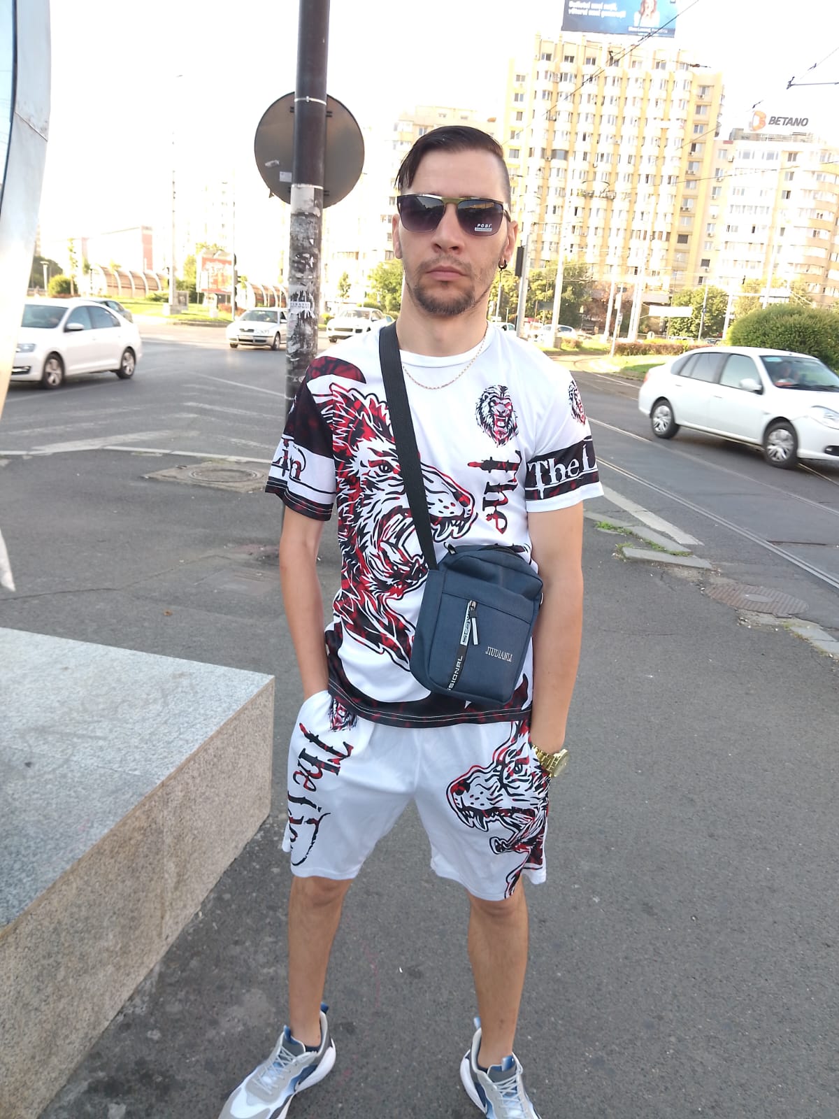 Escorte Sexy - Bucuresti - Eu ma ma numesc Ionut sunt activ caut gay pentru mai multe detali relati la telefon