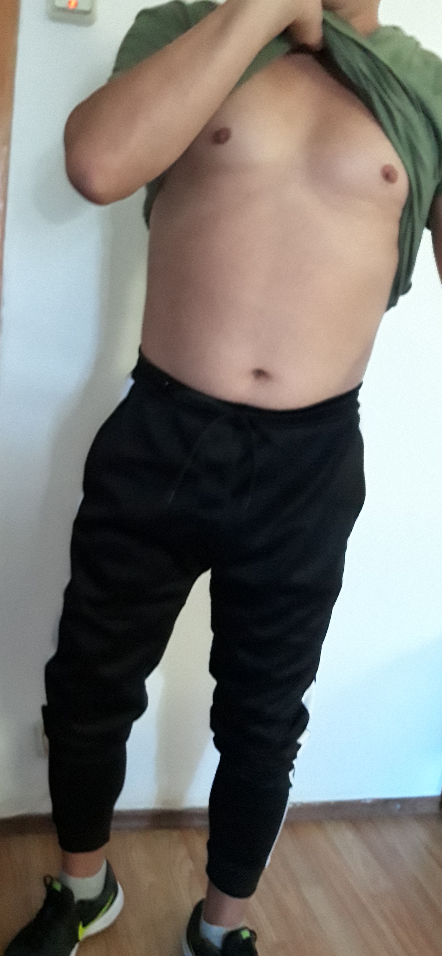 Bucuresti - Escorta Sexy - Versatil dominant, viril ofer companie si clipe de tandrete domnilor fparte seriosi.  Putem sta si de vorba daca simti nevoia de ati descarca sufletul, putem sta ;si la o cafeluta, te ascul cu rabdare , poti veni cu prpuneri, poti sati aduci si prietena sau sotiea, putem face un trio sau va pot privi in clipele voastre de tandrete, rog si ofer seriozitate, programarea se face cu 30, 45 min inaint