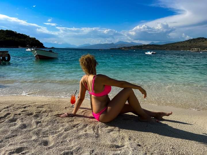 Escorta Sex - Escorta senzuala iti pot oferi companie, suntem cuplu soț si soție vă așteptăm să vă descoperiți cele mai ascunse secrete si fantezii suntem deschiși si naturali.  .  .  .  masaj de relaxare, intr-o ambianta placuta, clipe linistite la domiciliul meu sau al tau.  Astept domni seriosi si manierati.  Detalii la telefon - Telefon: 0748706085 