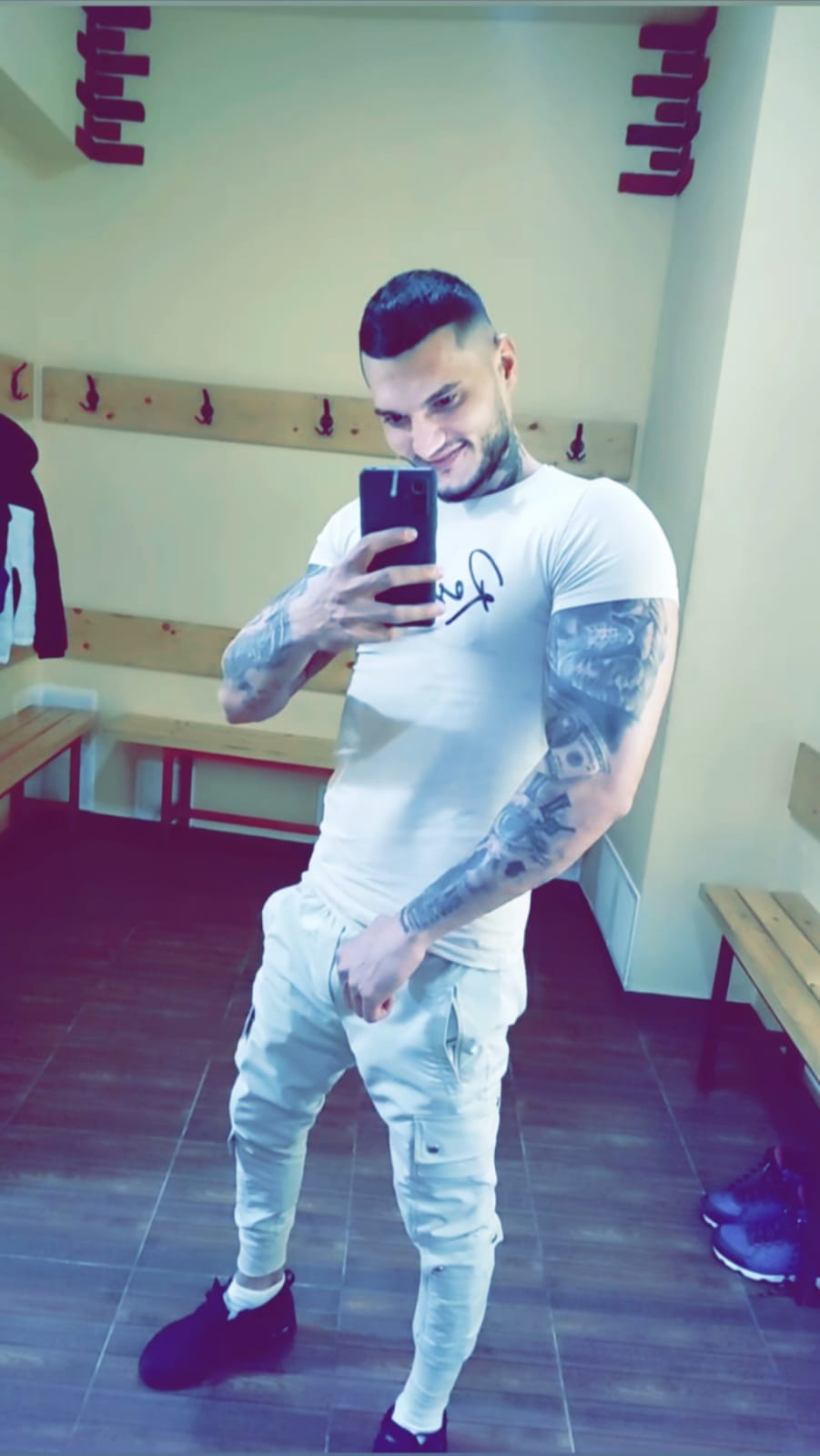 Escorte Sexy - Bucuresti - Tân?r 23 ani activ serios discret ofer clipe pl?cute domnilor genero?i ?i serio?i mai multe detalii la telefon poze reale