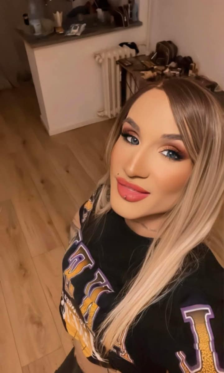 Bucuresti - Escorta Sexy - Aveti mare grija acesti 2 travesti?i sunt în aceasi loca?ie ?i fura ,