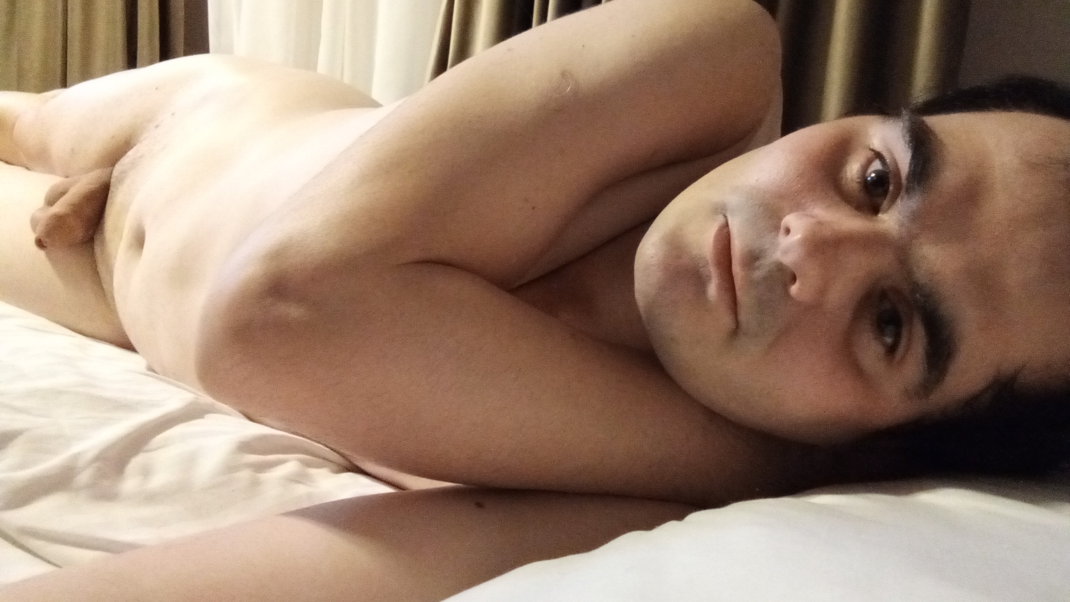 Galați - Escorta Sexy - Eu sunt Marian din Tudor Vladimirescu jude?ul Gala?i sunt doar activ sunt în c?utarea unui pasiv care s? îmi fac? pl?cerile cu adev?rat cei care doresc s? o facem cu adev?rat ?i vrea s? ne sim?im bine a?tept mesaje pe WhatsApp sau la telefon