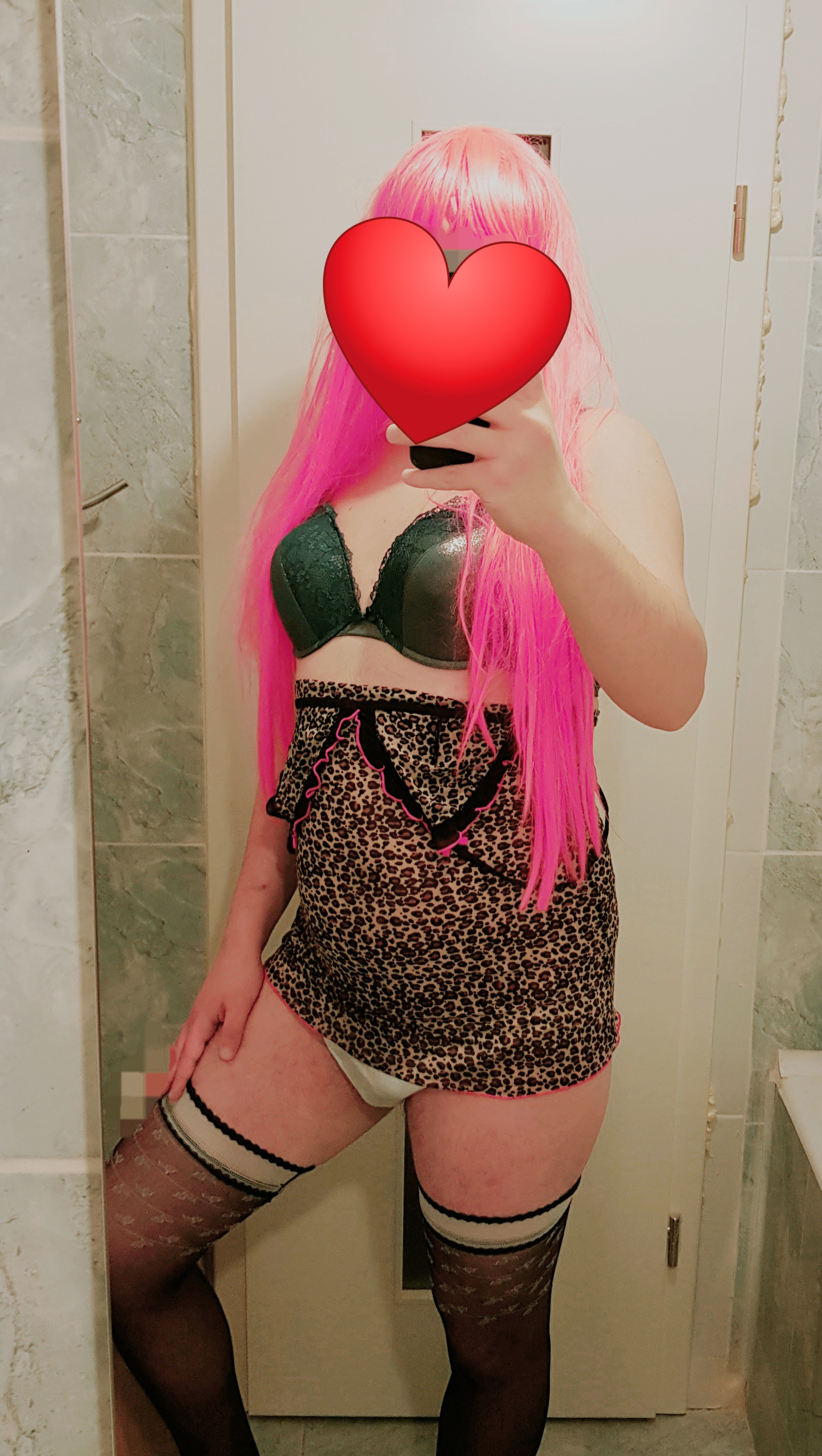 Bucuresti - Escorta Sexy - Buna! Sunt o travestita dulce si finuta, gata sa te rasfete asa cum meriti si sa te duca pe culmile placerii.  Locuiesc singura.  I speak english.  Detalii pe whats app. 