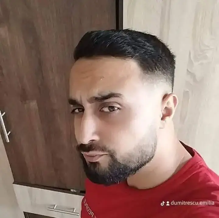 Escorte Sexy - Bucuresti - Salut sunt Marius escort .  tân?r dotat 18, 4 a?i pot oferi masaj de relaxare la tine la mine sau la hotel domnilor serio?i ?i genero?i